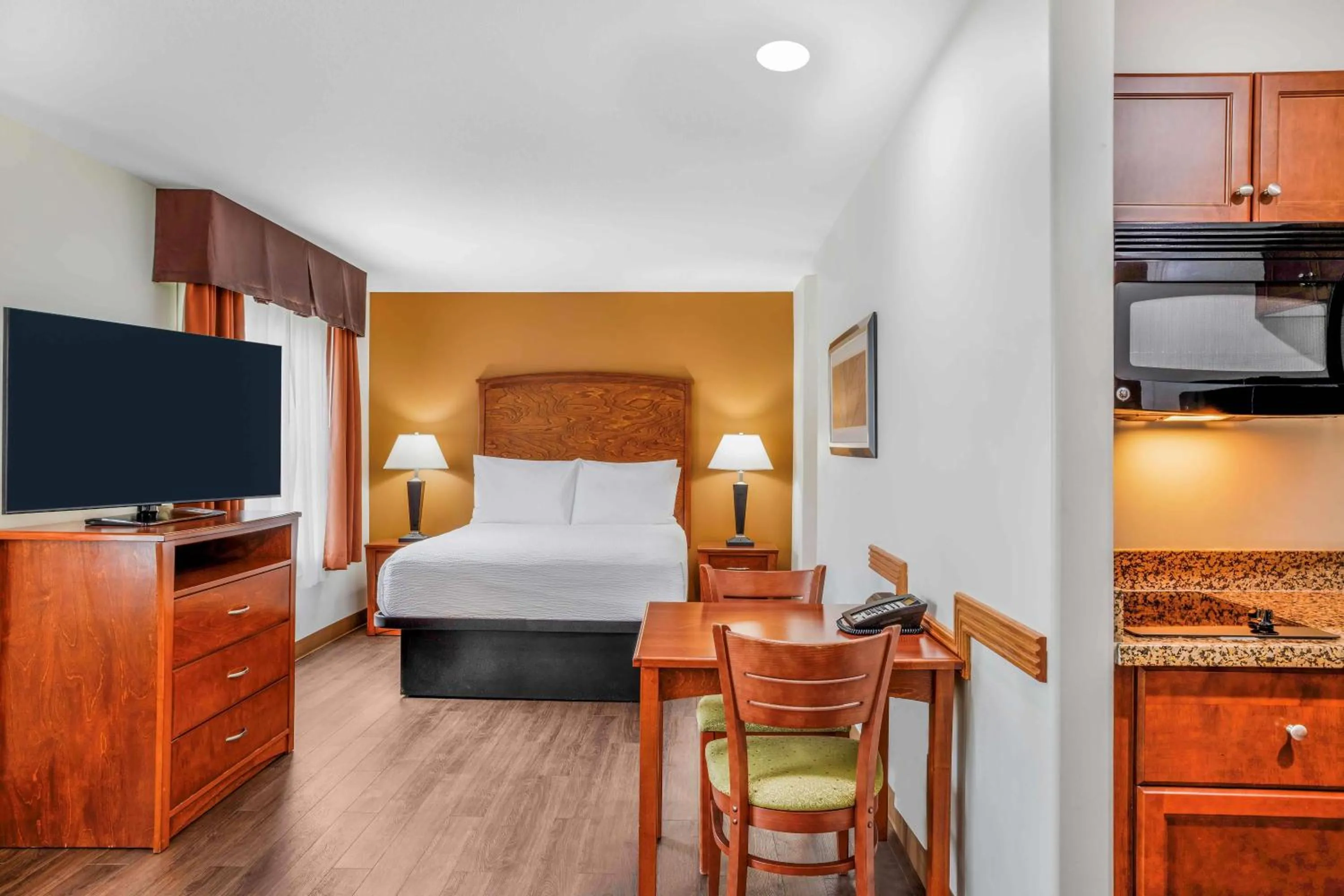 Photo of the whole room, Bed in Days Inn & Suites by Wyndham Sherwood Park Edmonton