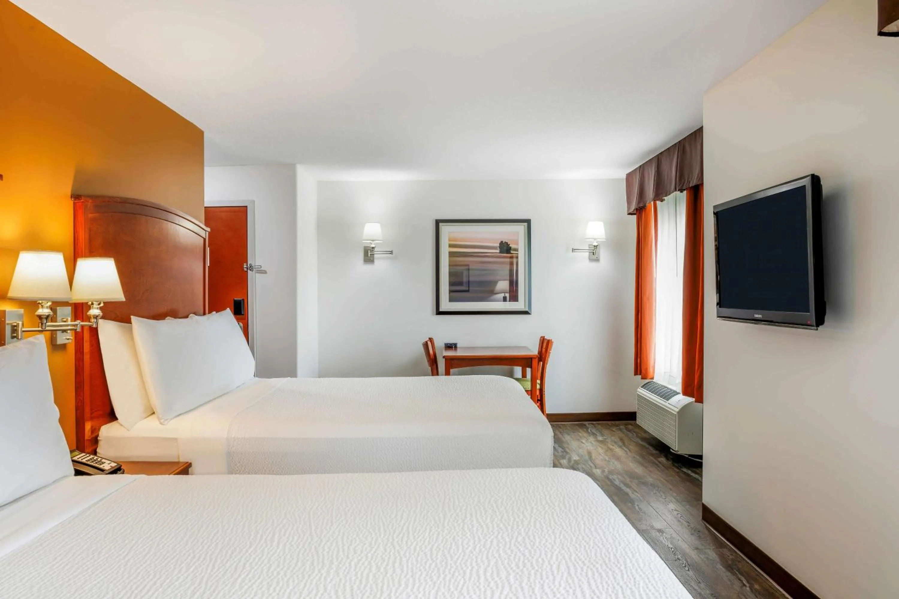 Photo of the whole room, Bed in Days Inn & Suites by Wyndham Sherwood Park Edmonton