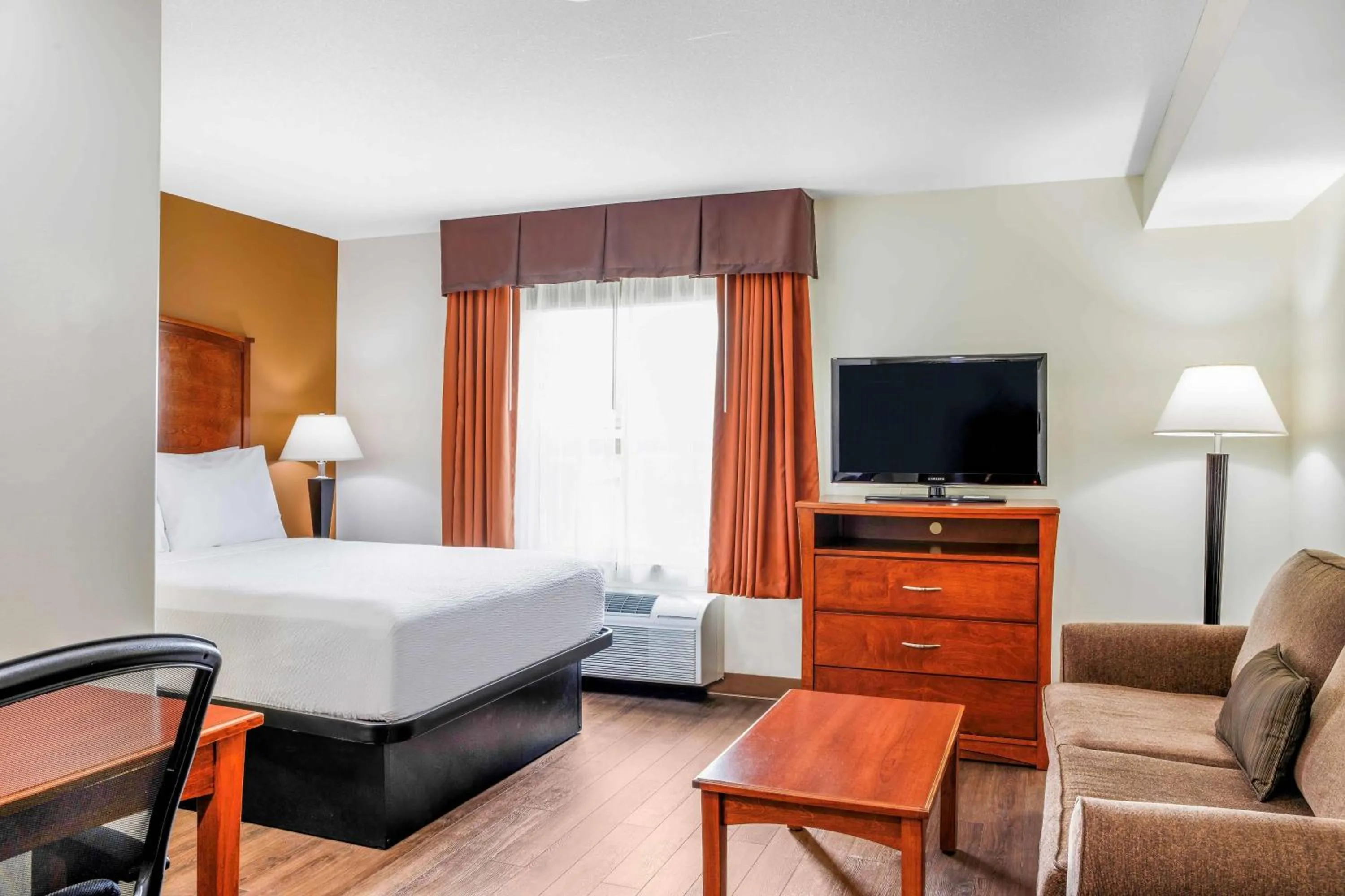 Photo of the whole room, Bed in Days Inn & Suites by Wyndham Sherwood Park Edmonton