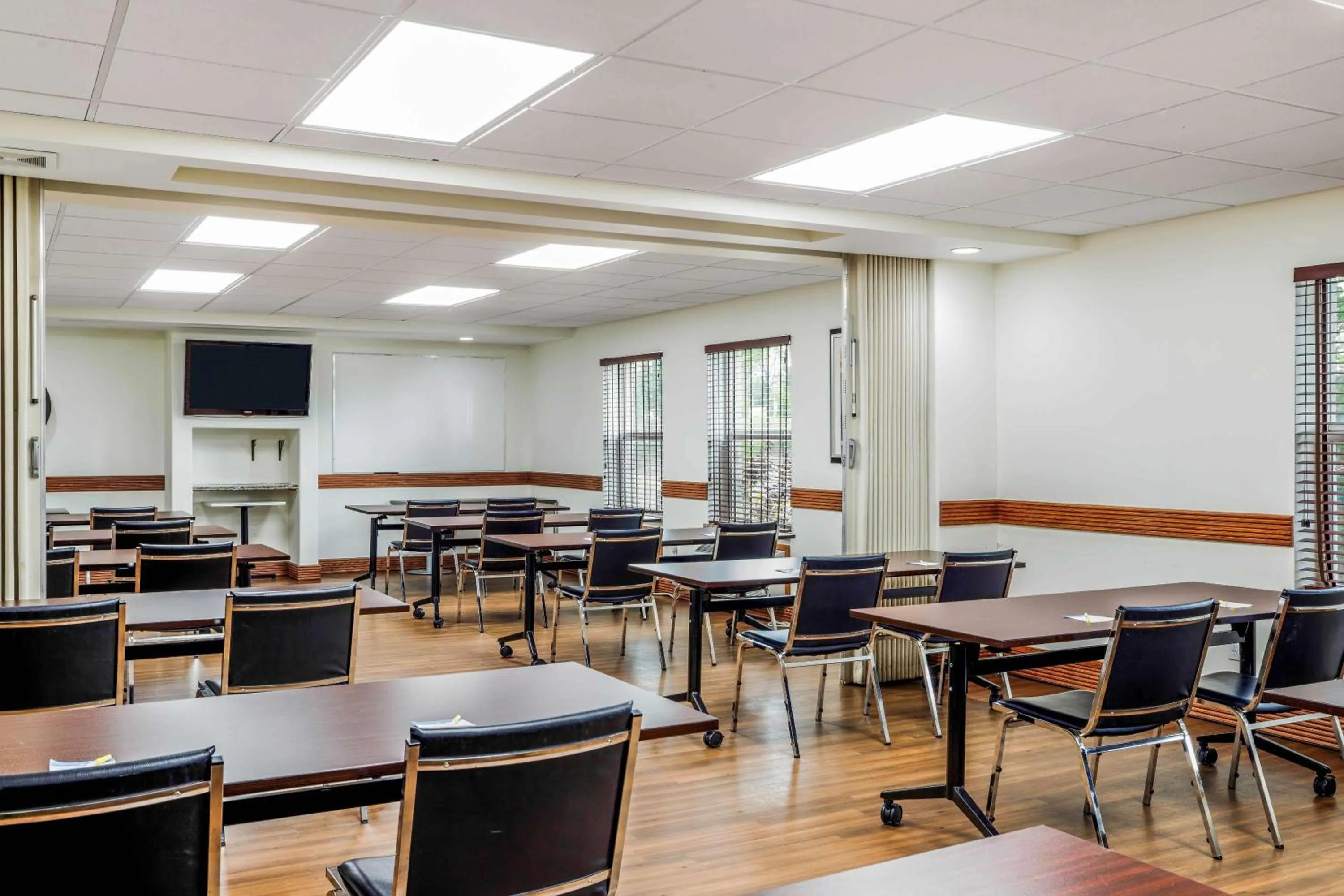 Meeting/conference room in Days Inn & Suites by Wyndham Sherwood Park Edmonton