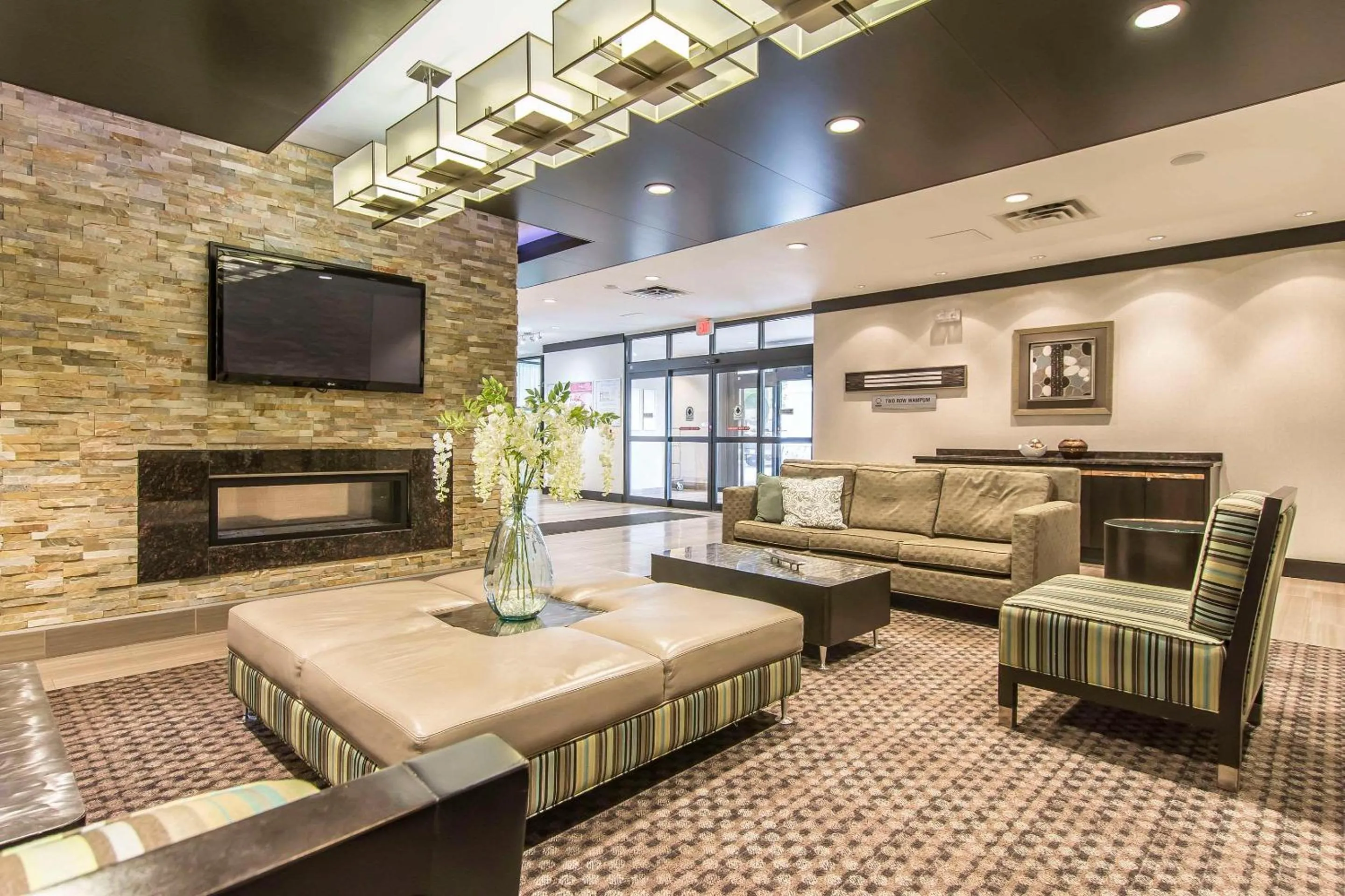 Lobby or reception in Quattro Hotel & Conf Centre, an Ascend Collection Hotel