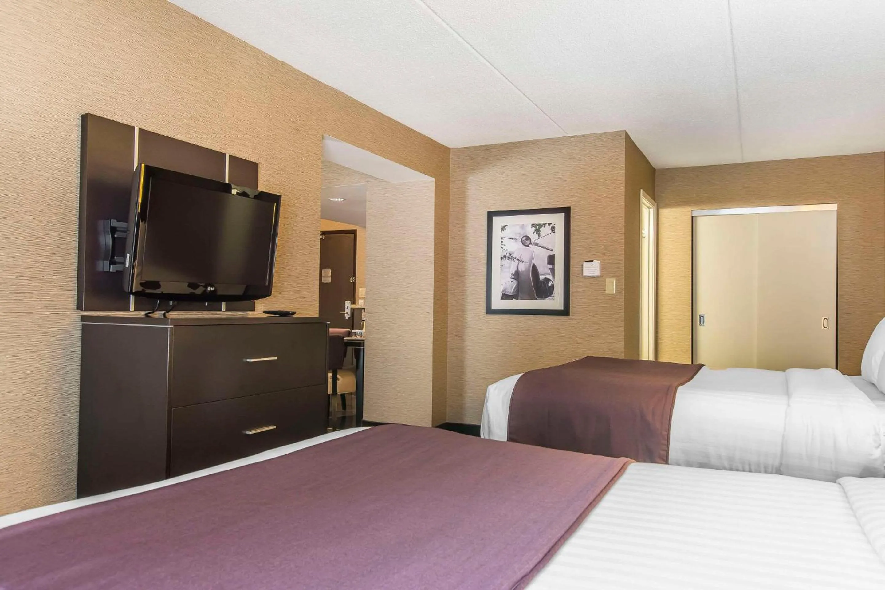 Bedroom, Bed in Quattro Hotel & Conf Centre, an Ascend Collection Hotel