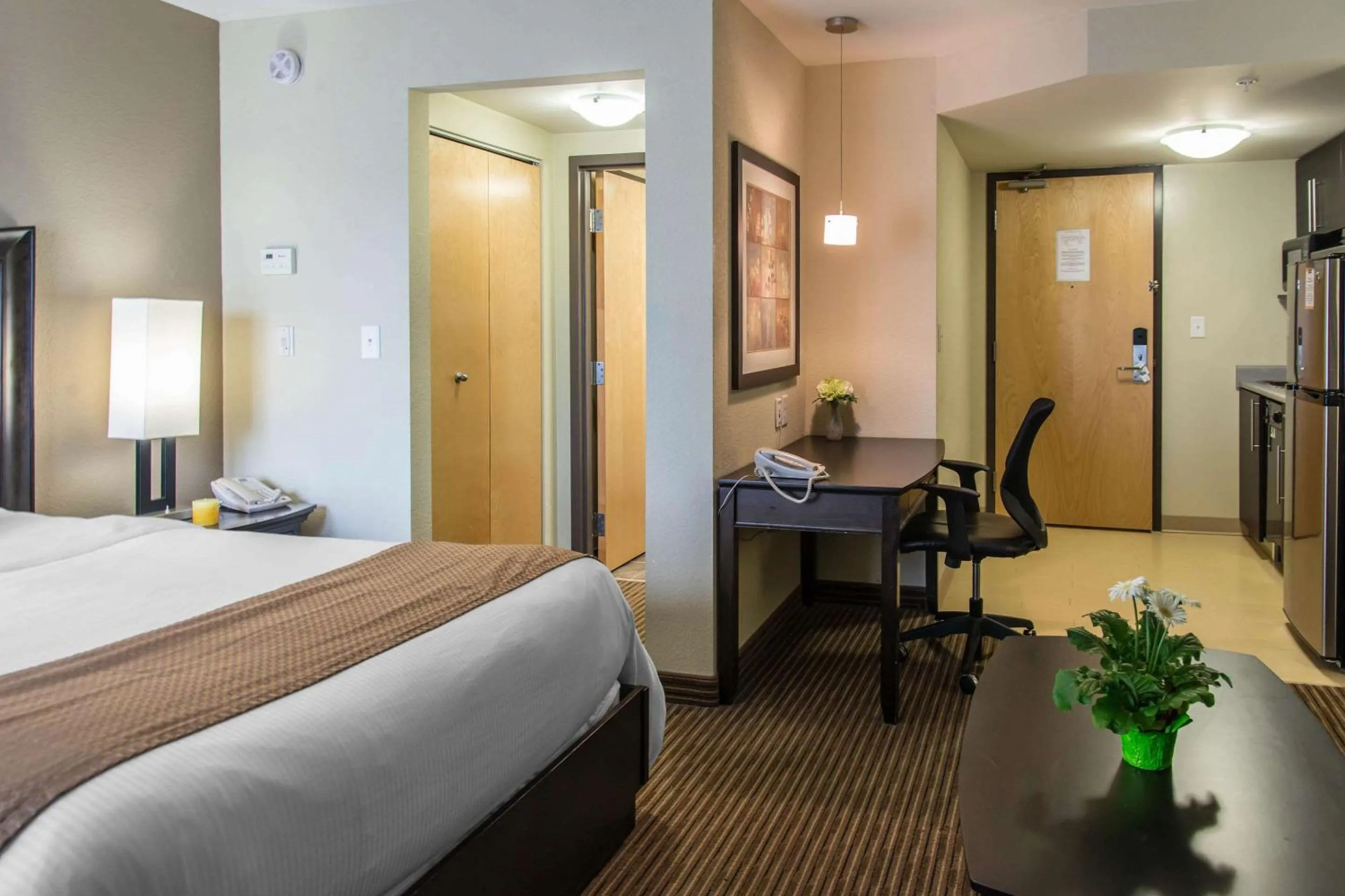 Bedroom, Bed in MainStay Suites Winnipeg