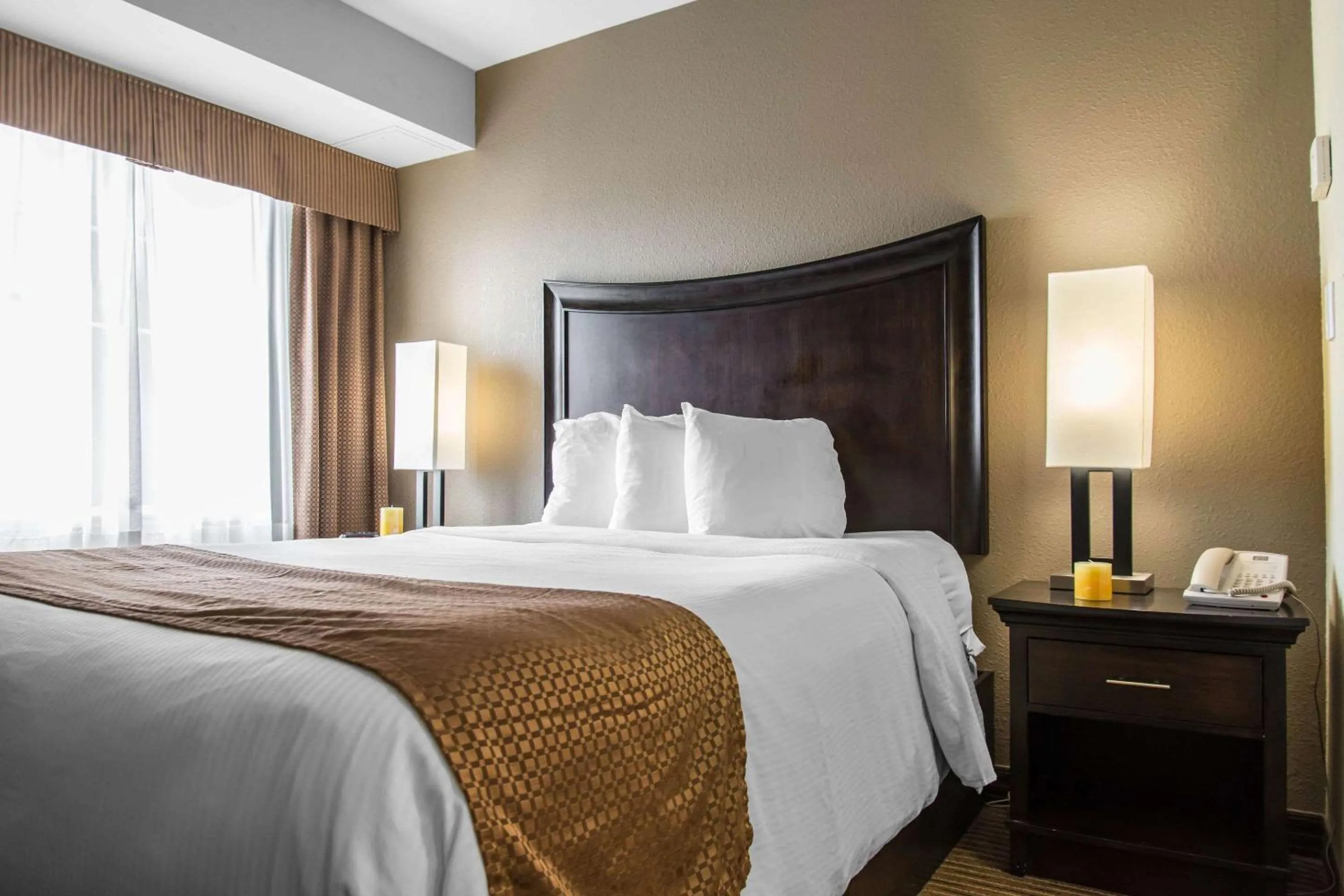 Bedroom, Bed in MainStay Suites Winnipeg