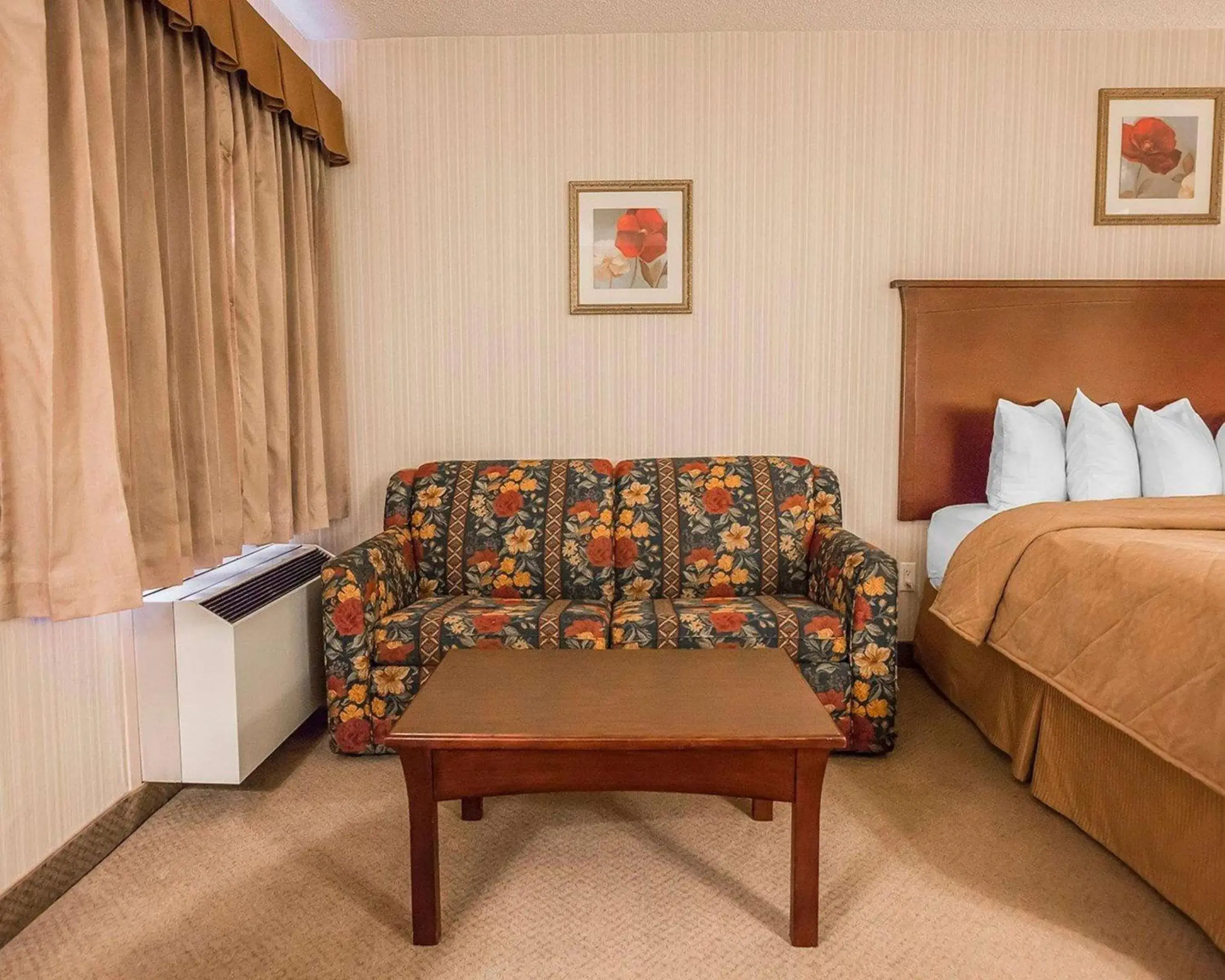 Bedroom, Bed in Quality Inn & Conference Centre Bedroom, Bed in Quality Inn & Conference Centre