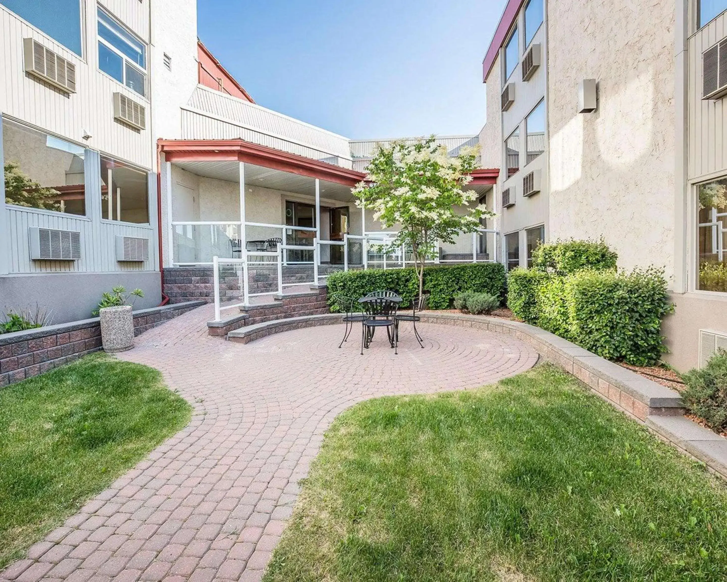Swimming pool in Quality Inn & Conference Centre Swimming pool in Quality Inn & Conference Centre