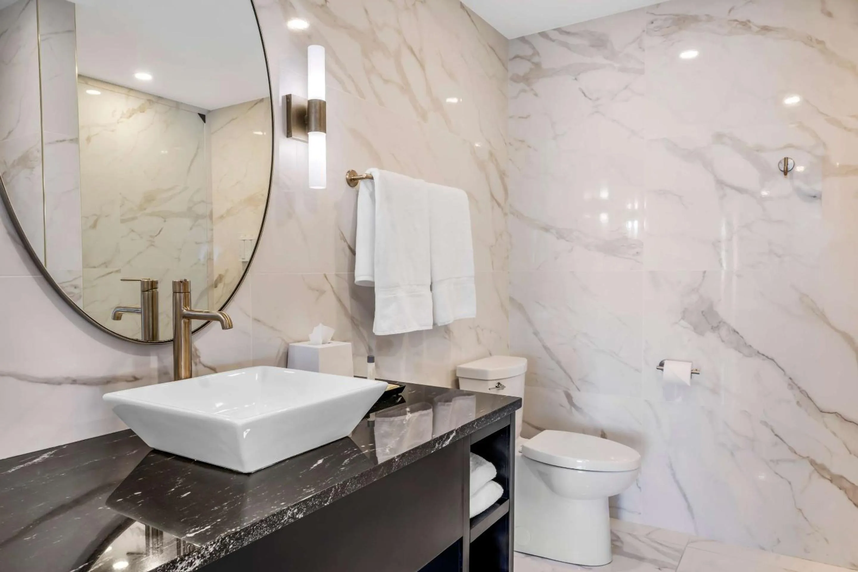 Bedroom in Comfort Hotel Bayer's Lake