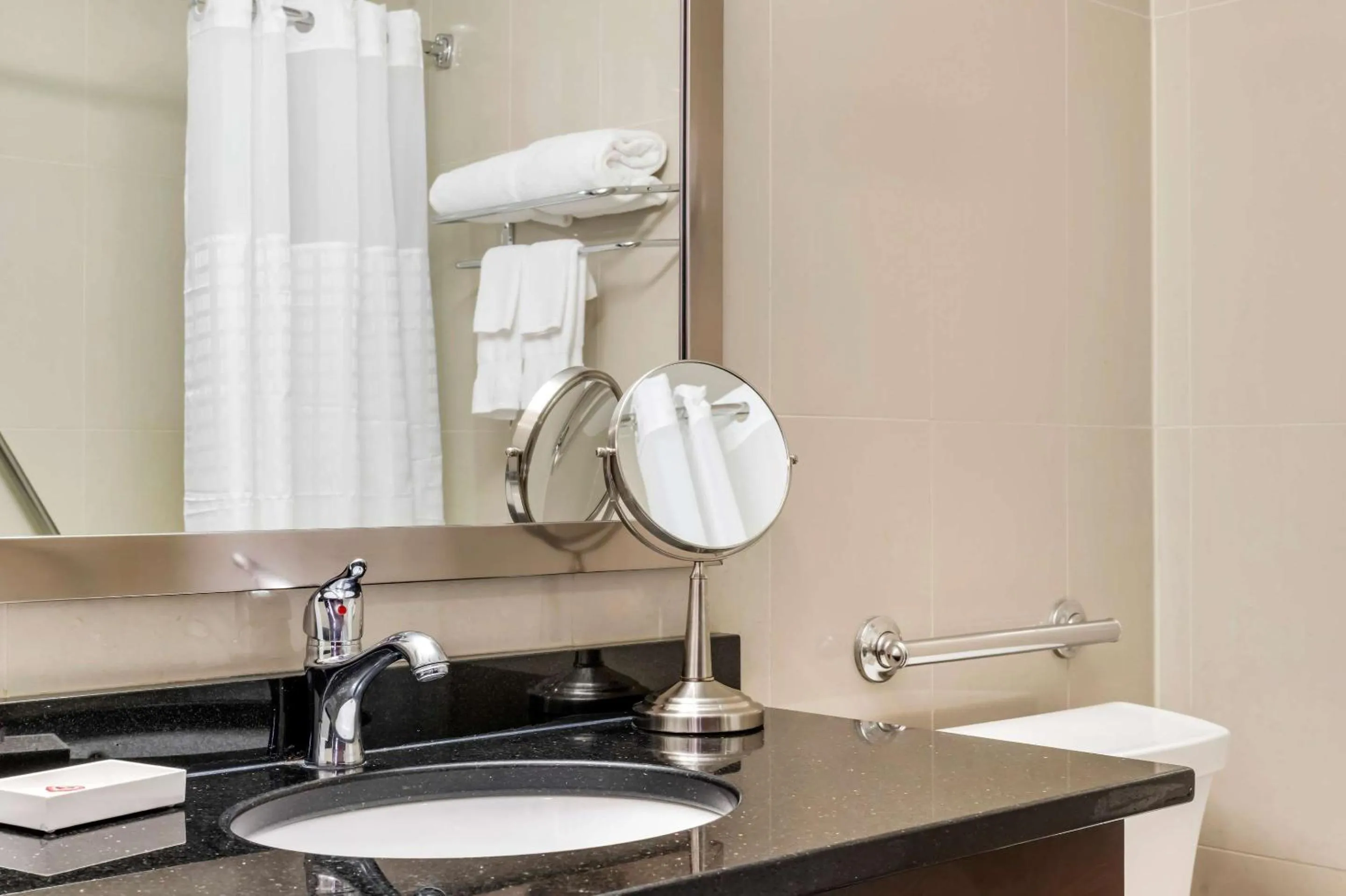 Bedroom in Comfort Hotel Bayer's Lake