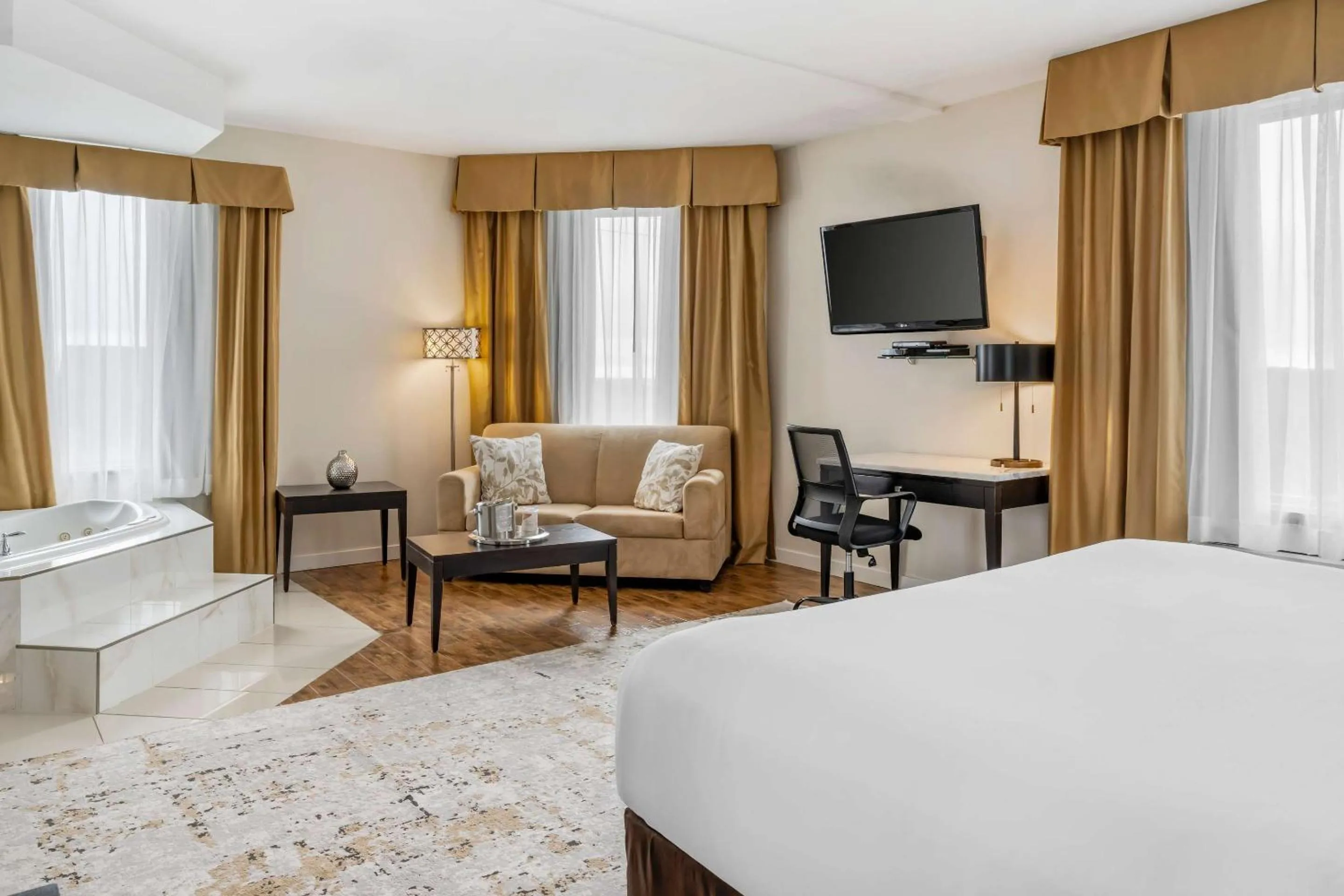 Bedroom, Bed in Comfort Hotel Bayer's Lake