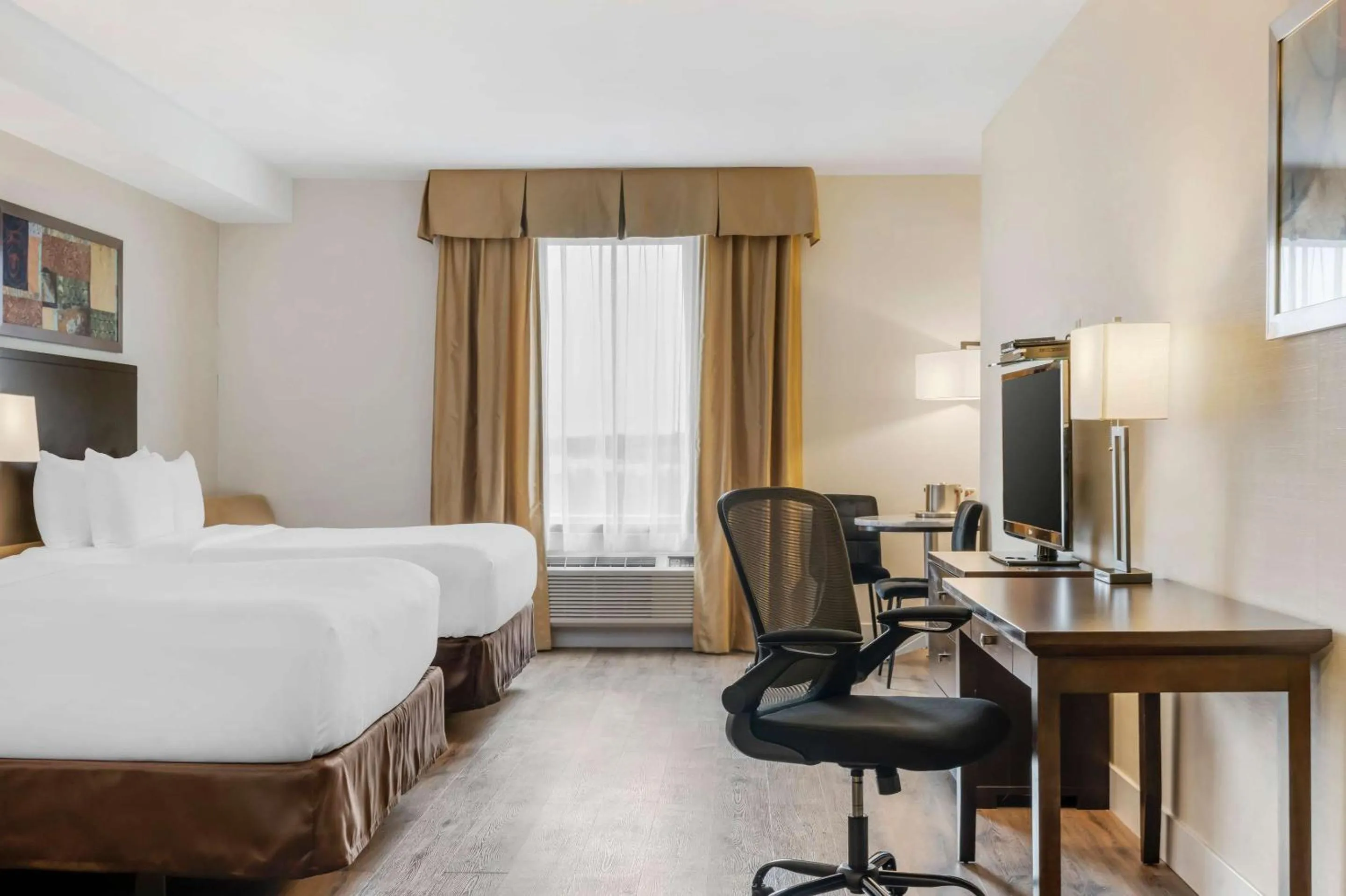 Bedroom, Bed in Comfort Hotel Bayer's Lake