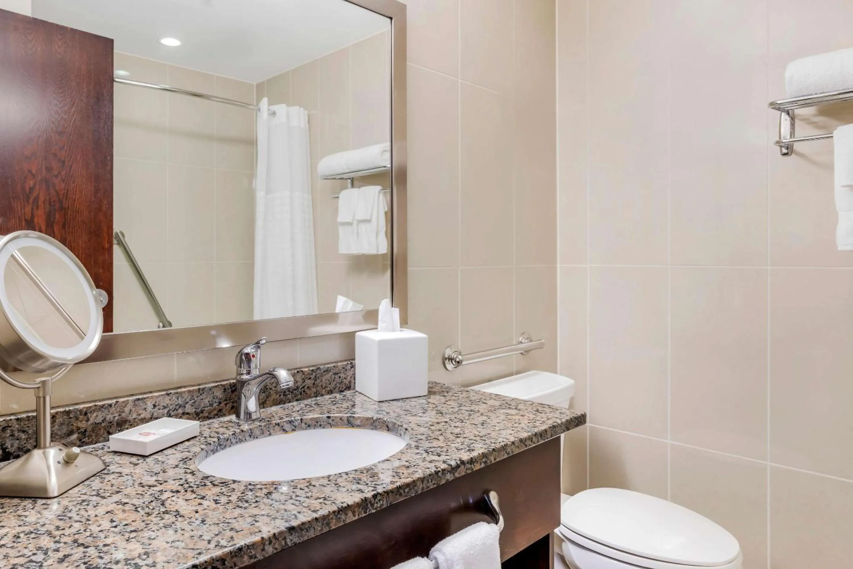 Bedroom in Comfort Hotel Bayer's Lake