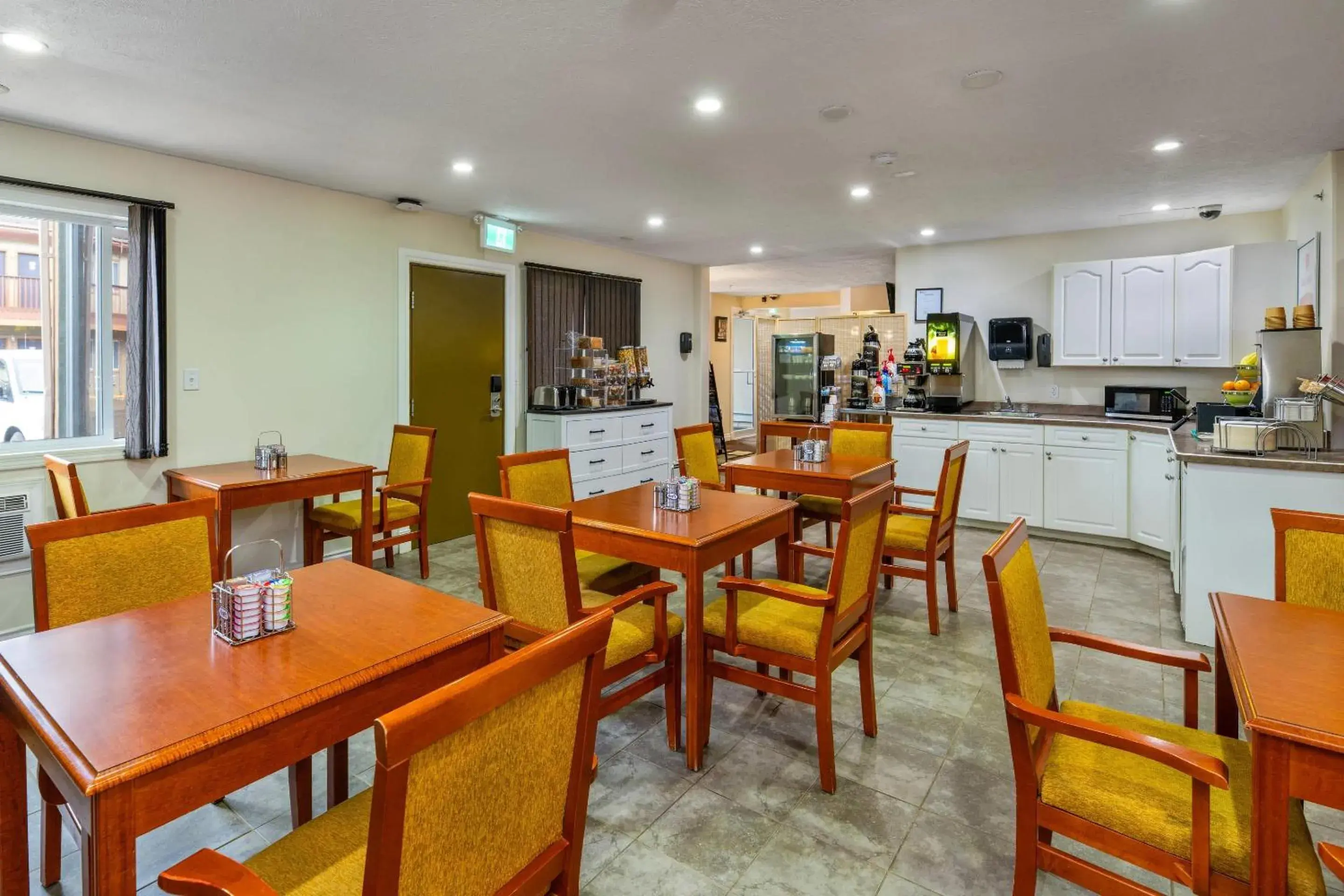 Breakfast in Econo Lodge Inn & Suites High Level Breakfast in Econo Lodge Inn & Suites High Level