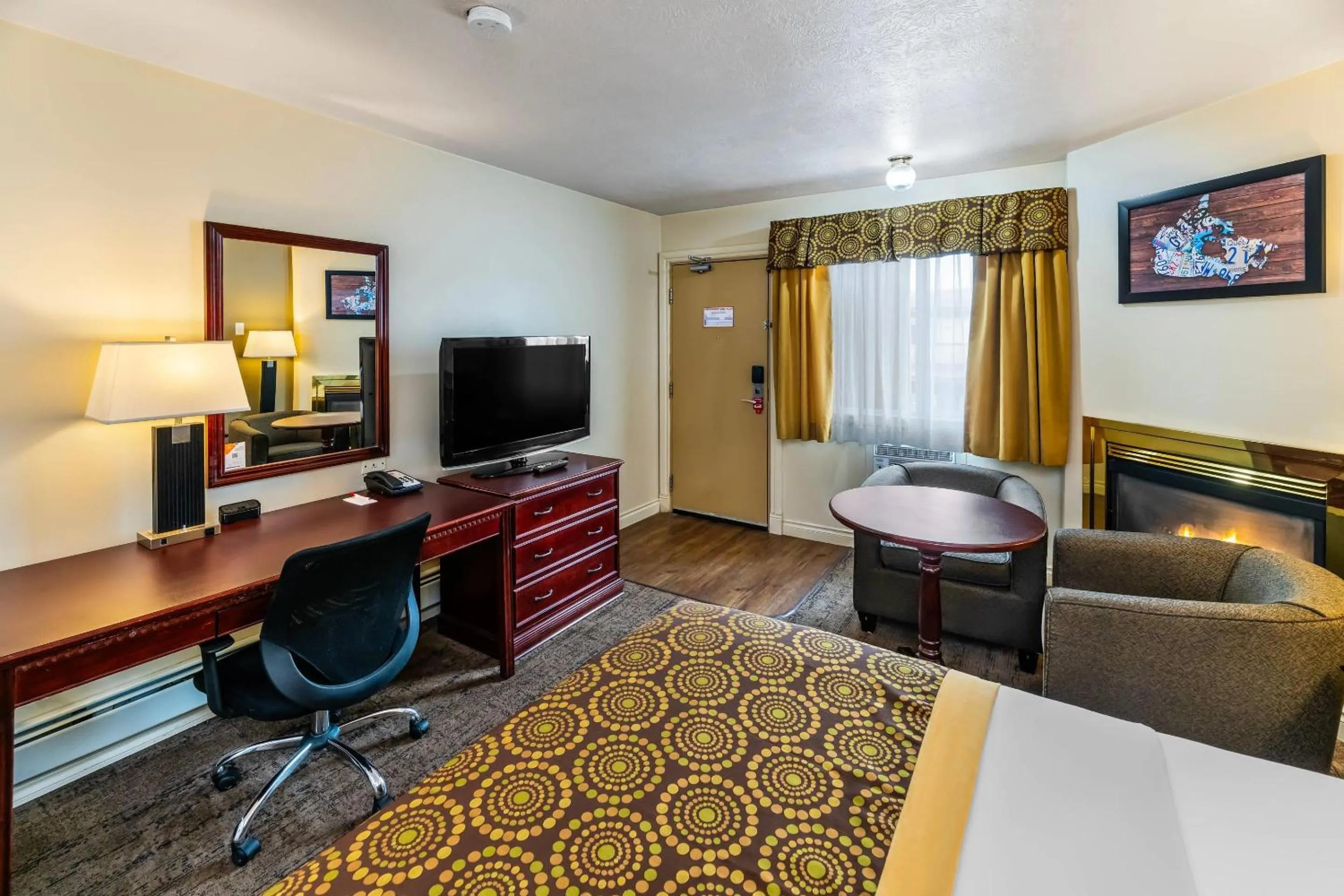 Bedroom, Bed in Econo Lodge Inn & Suites High Level