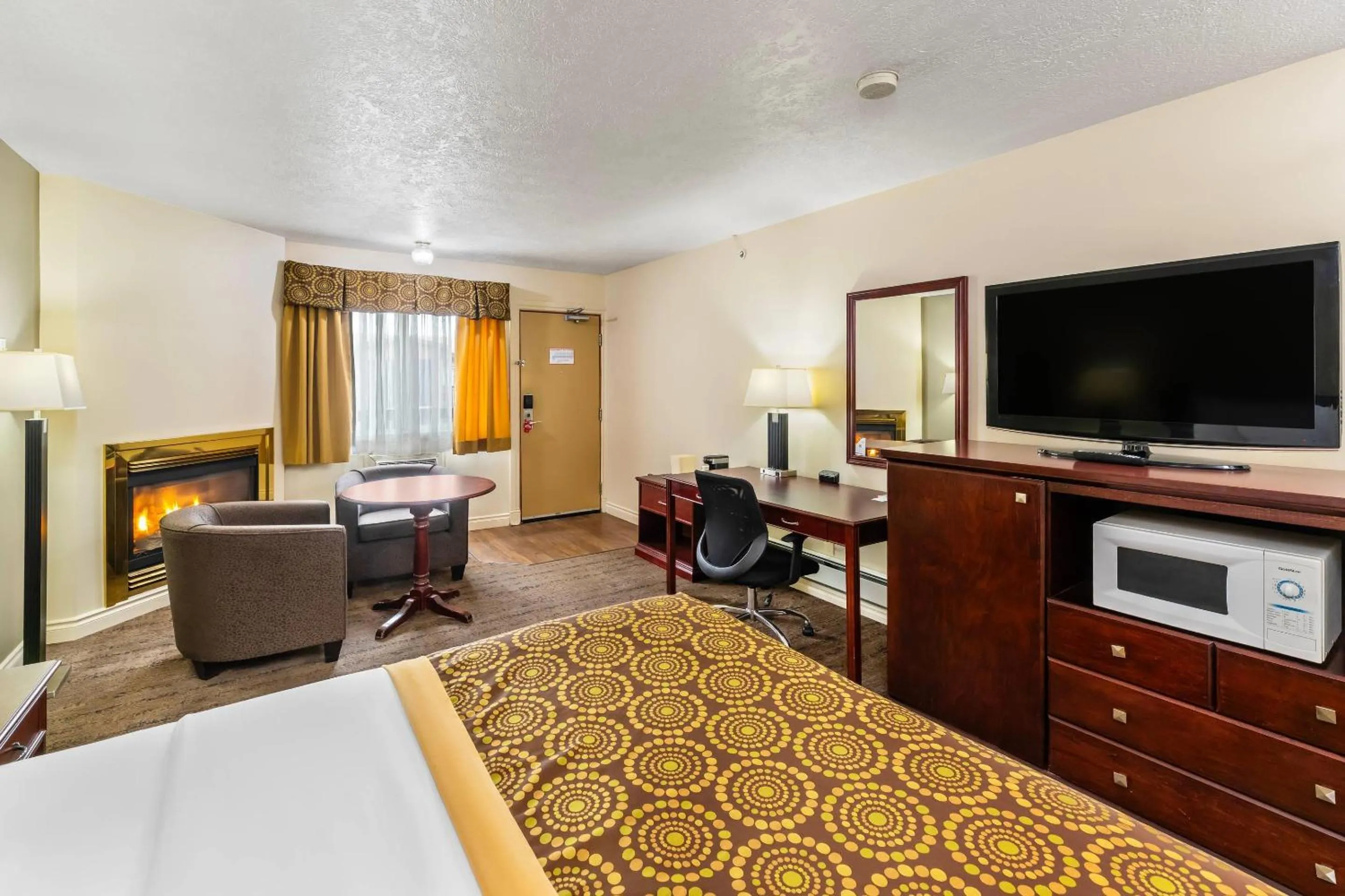 Bedroom, Bed in Econo Lodge Inn & Suites High Level
