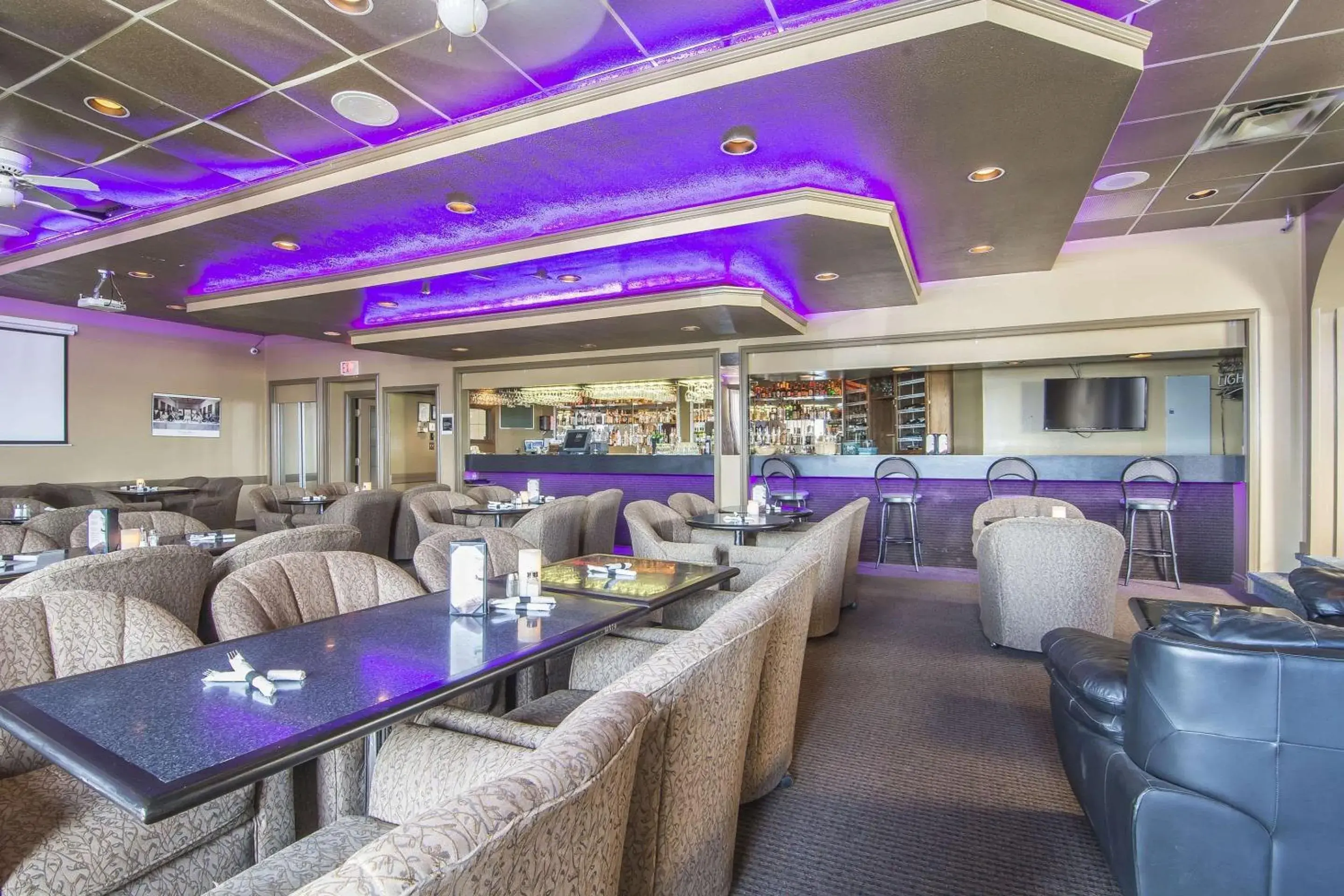 Lounge or bar in Quality Inn & Suites High Level Lounge or bar in Quality Inn & Suites High Level