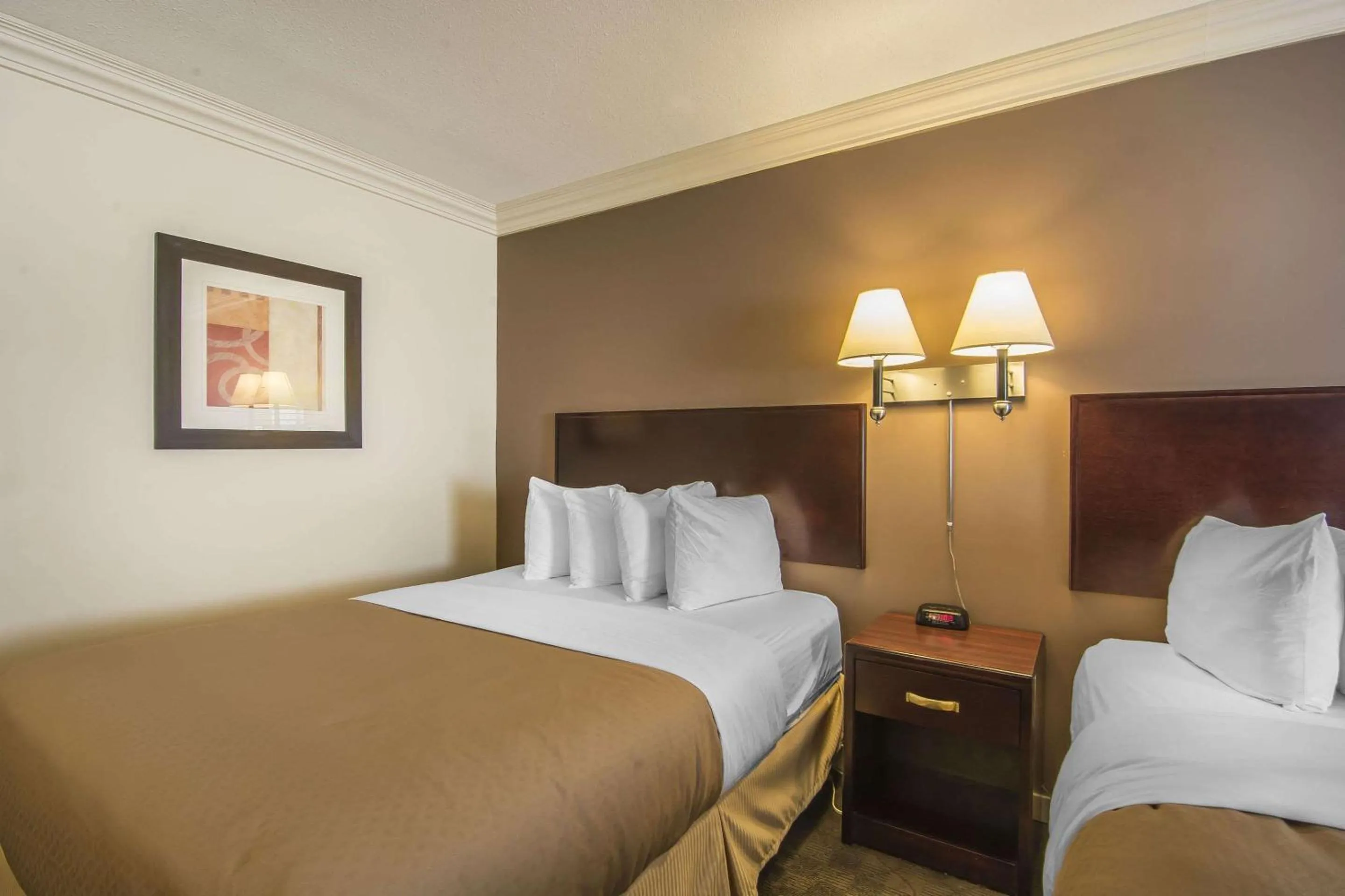 Photo of the whole room, Bed in Quality Inn & Suites High Level