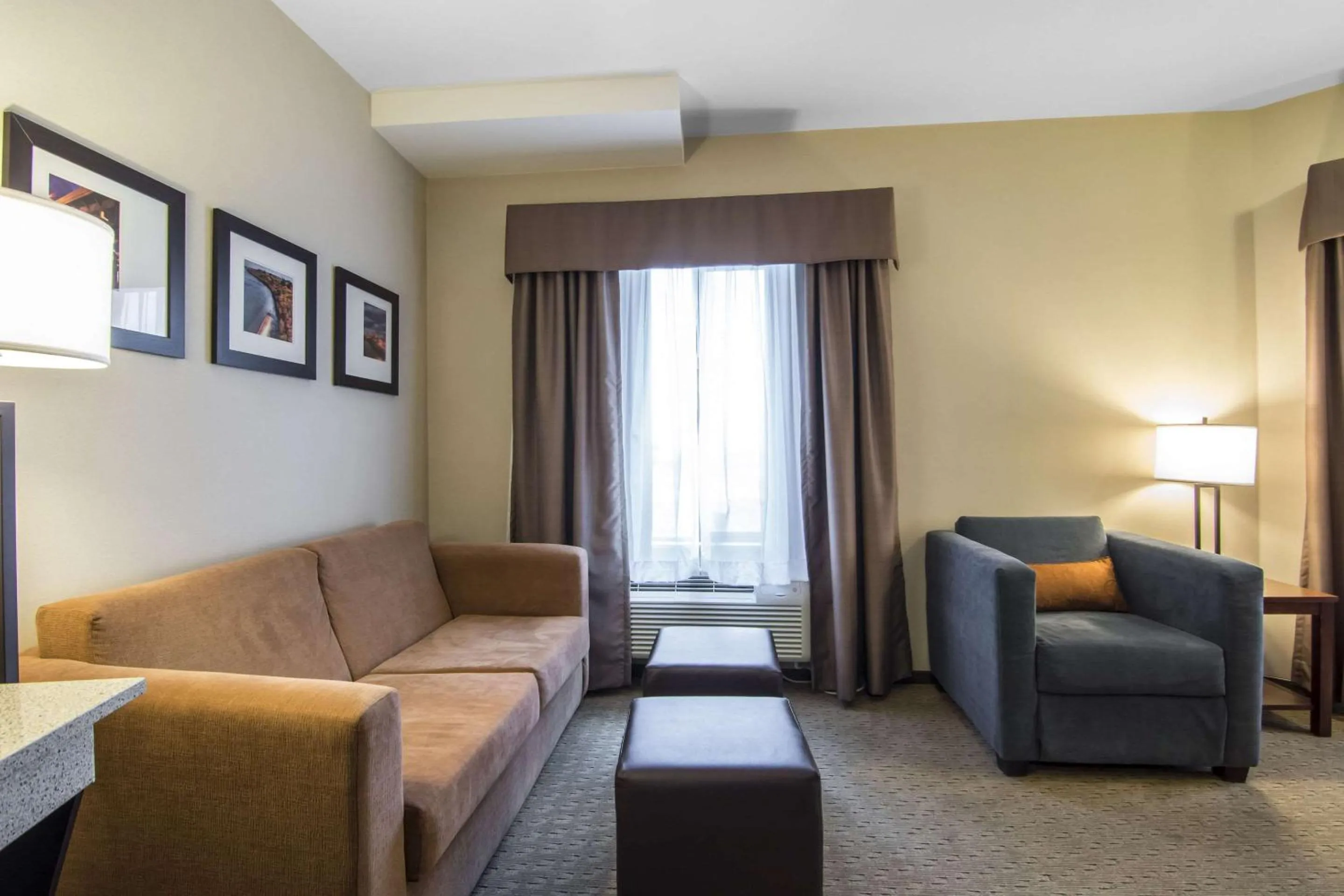 Photo of the whole room in Comfort Suites