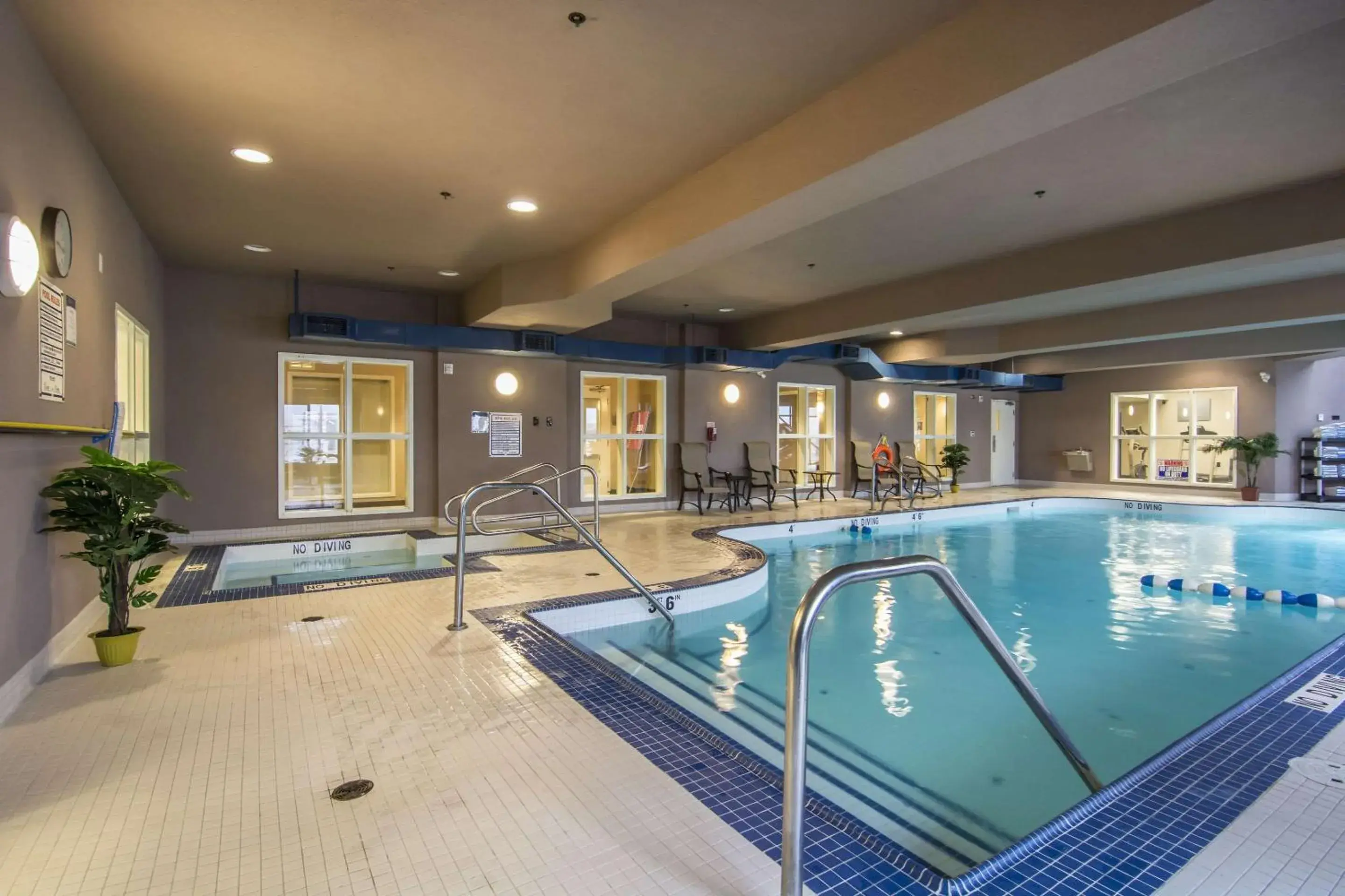 Swimming pool in Comfort Suites Swimming pool in Comfort Suites