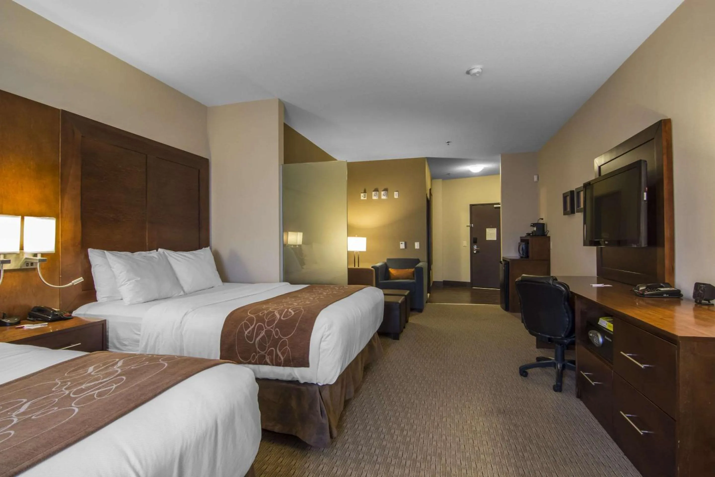 Photo of the whole room, Bed in Comfort Suites