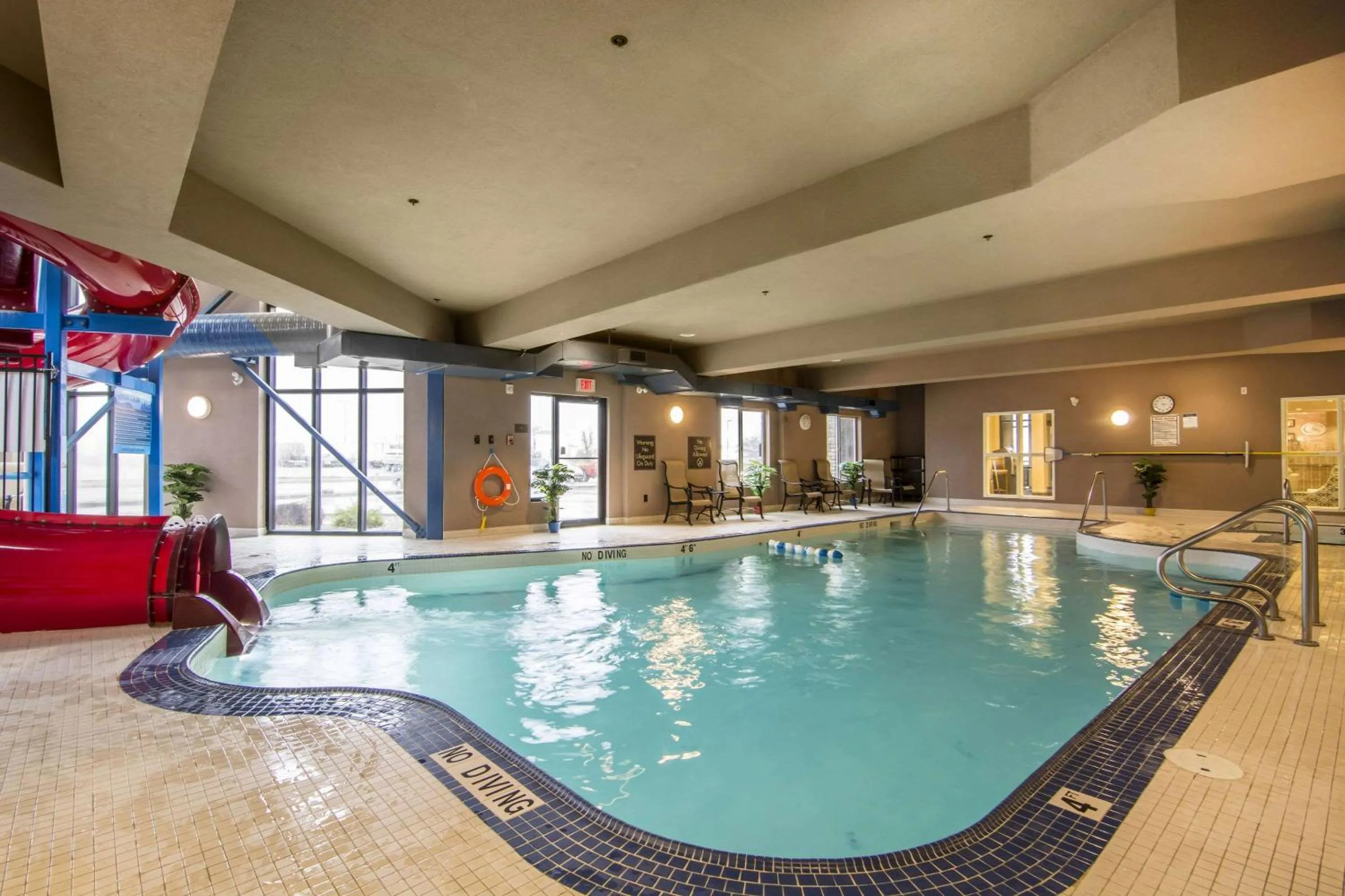 Swimming pool in Comfort Suites