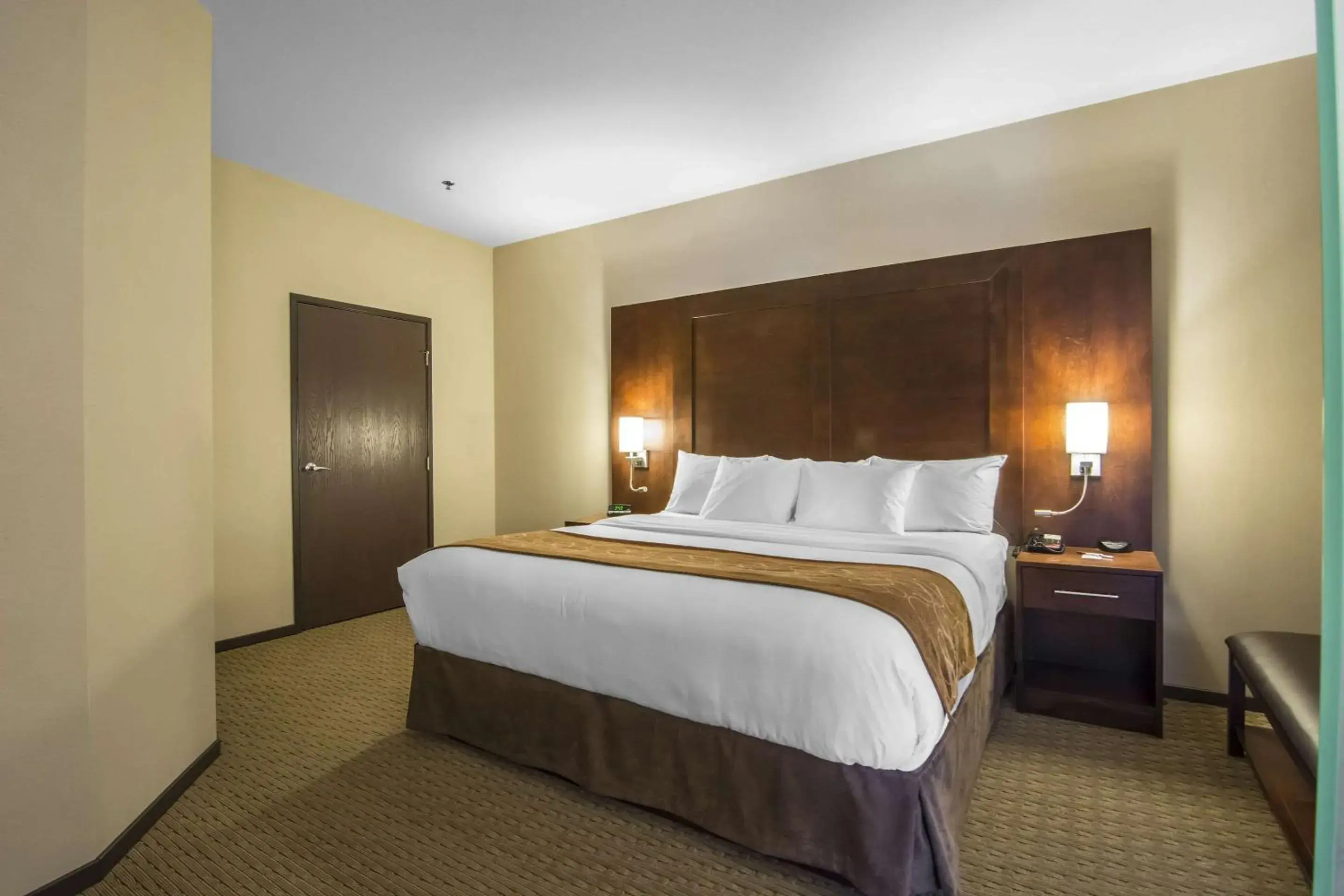 Photo of the whole room, Bed in Comfort Suites Photo of the whole room, Bed in Comfort Suites