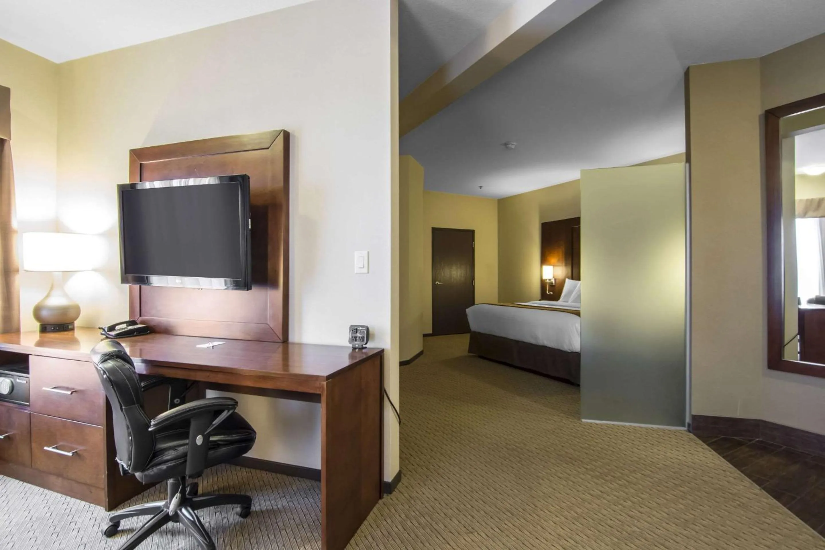 Photo of the whole room, Bed in Comfort Suites
