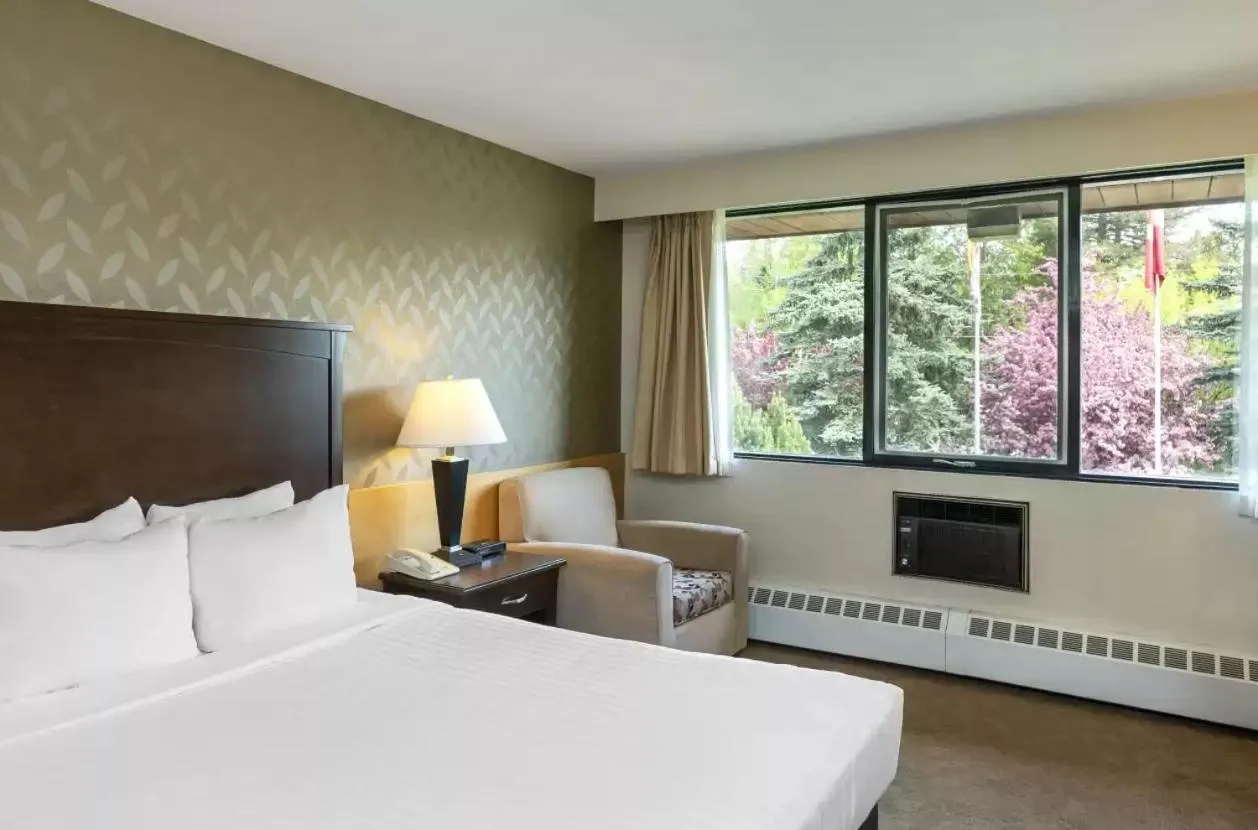 Bed in Prestige Riverside Lodge Quesnel