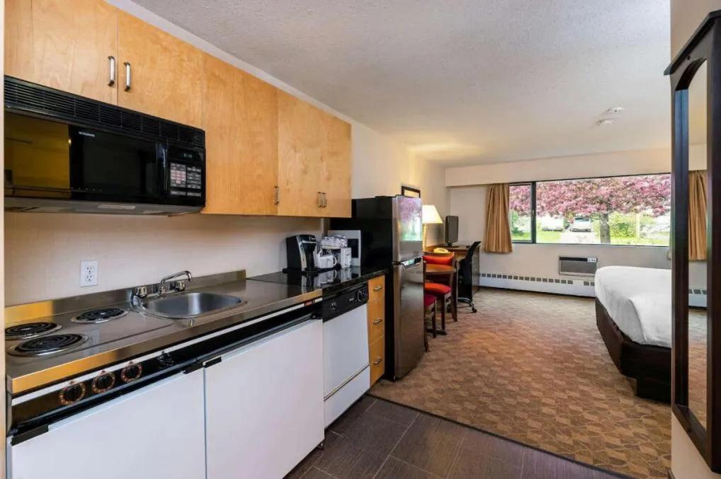 Kitchen or kitchenette in Quality Inn