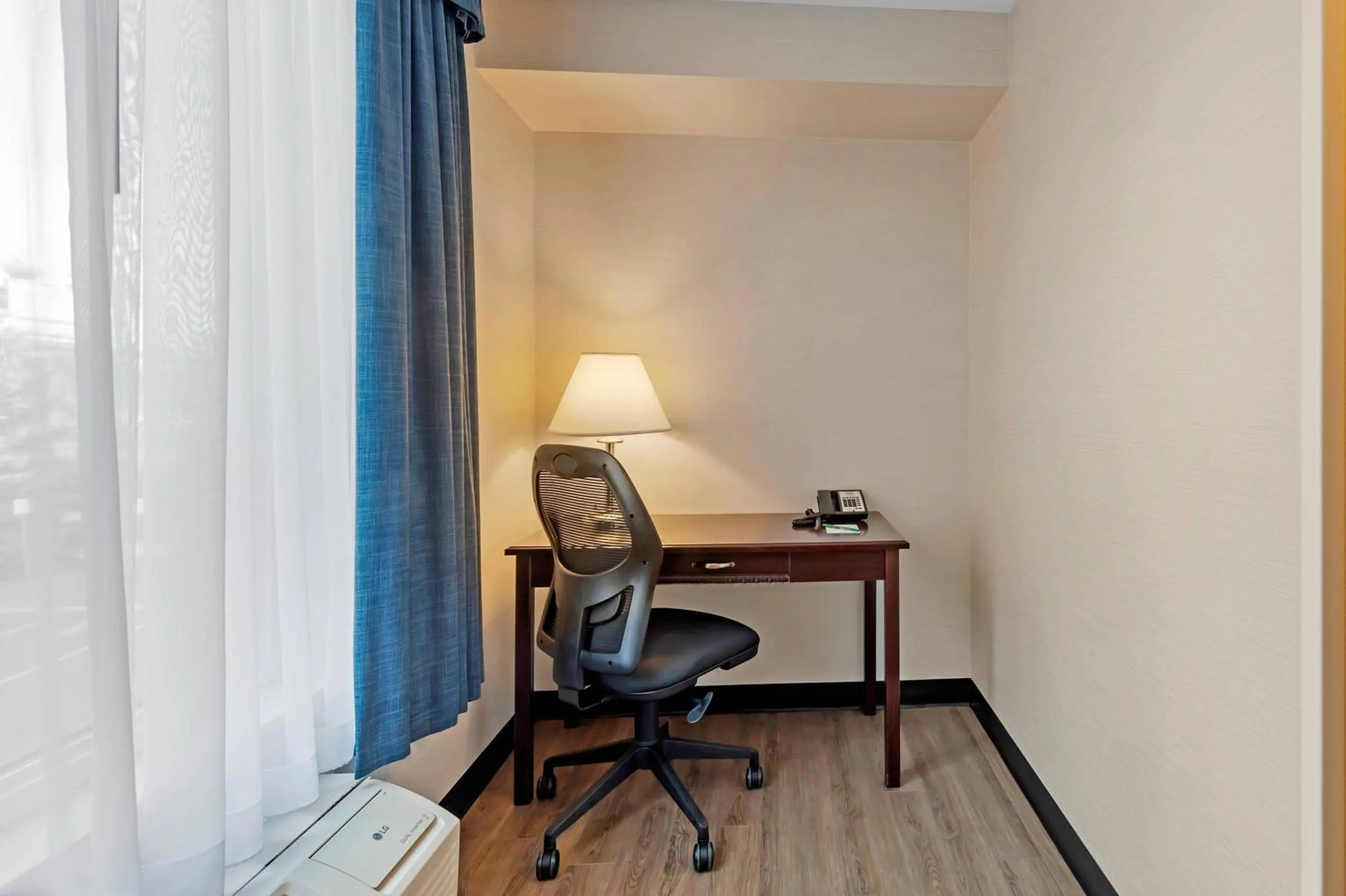 Bedroom in Quality Inn