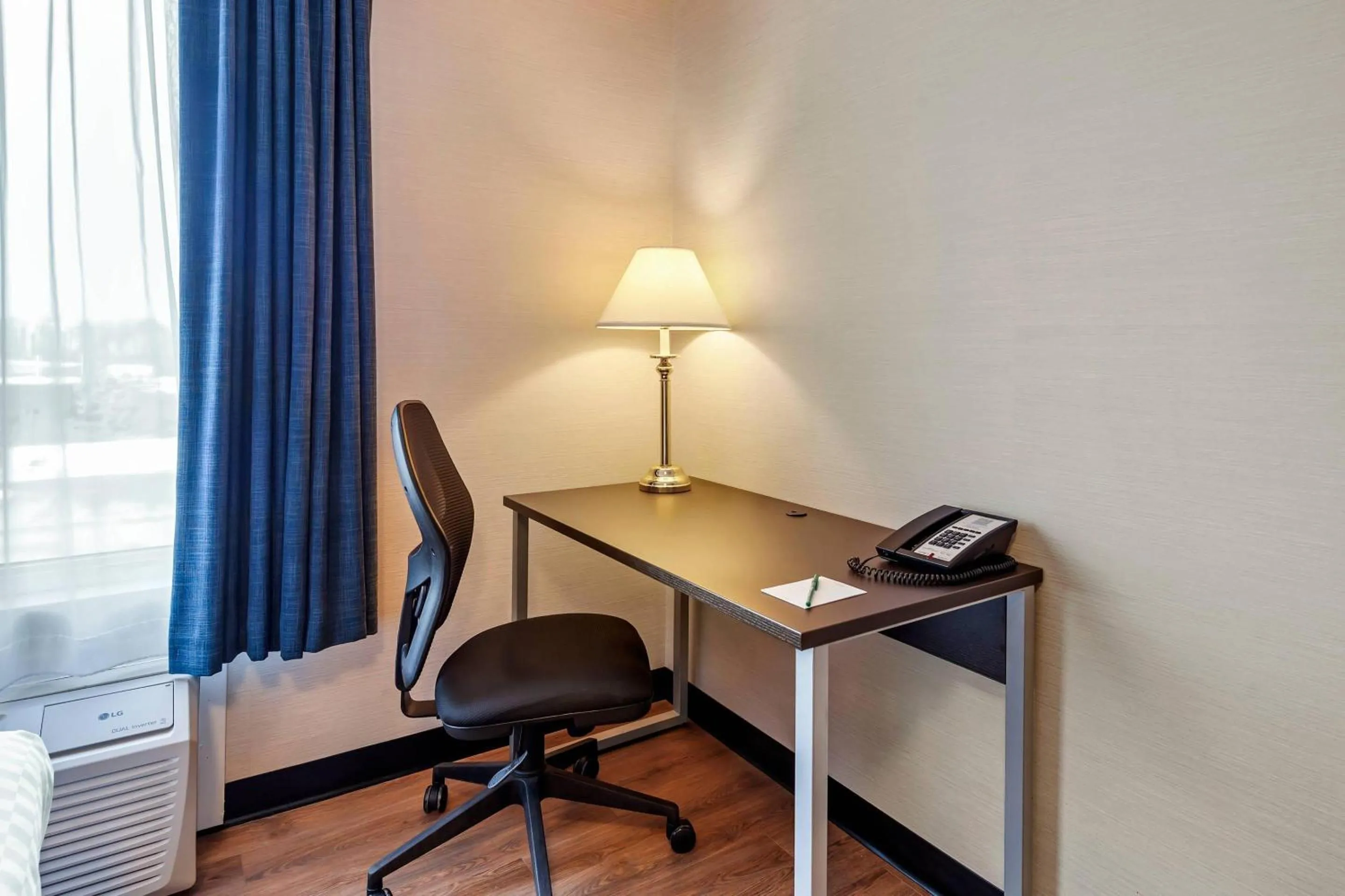 Bedroom in Quality Inn