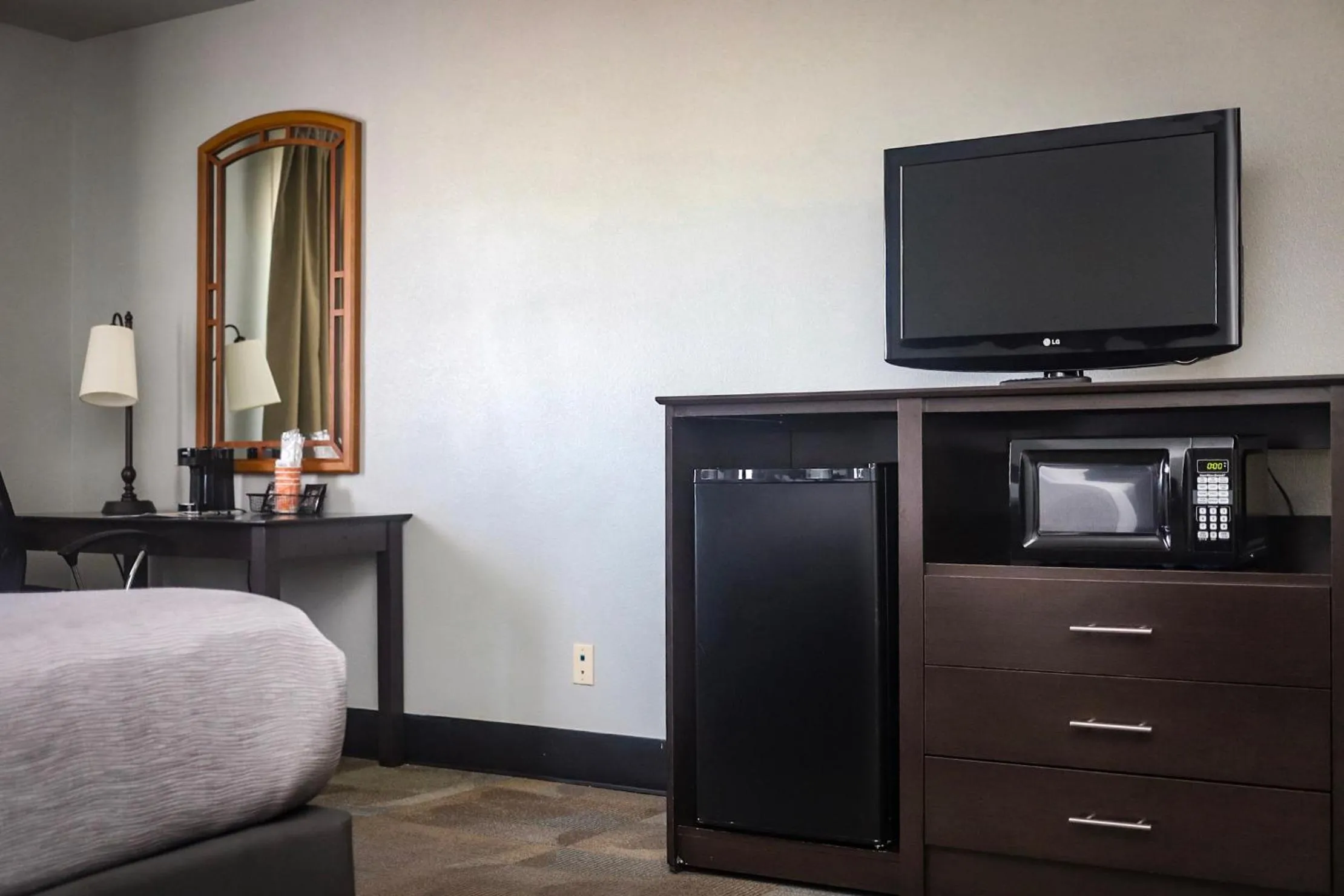 Communal lounge/ TV room in Quality Inn Colorado Springs Airport