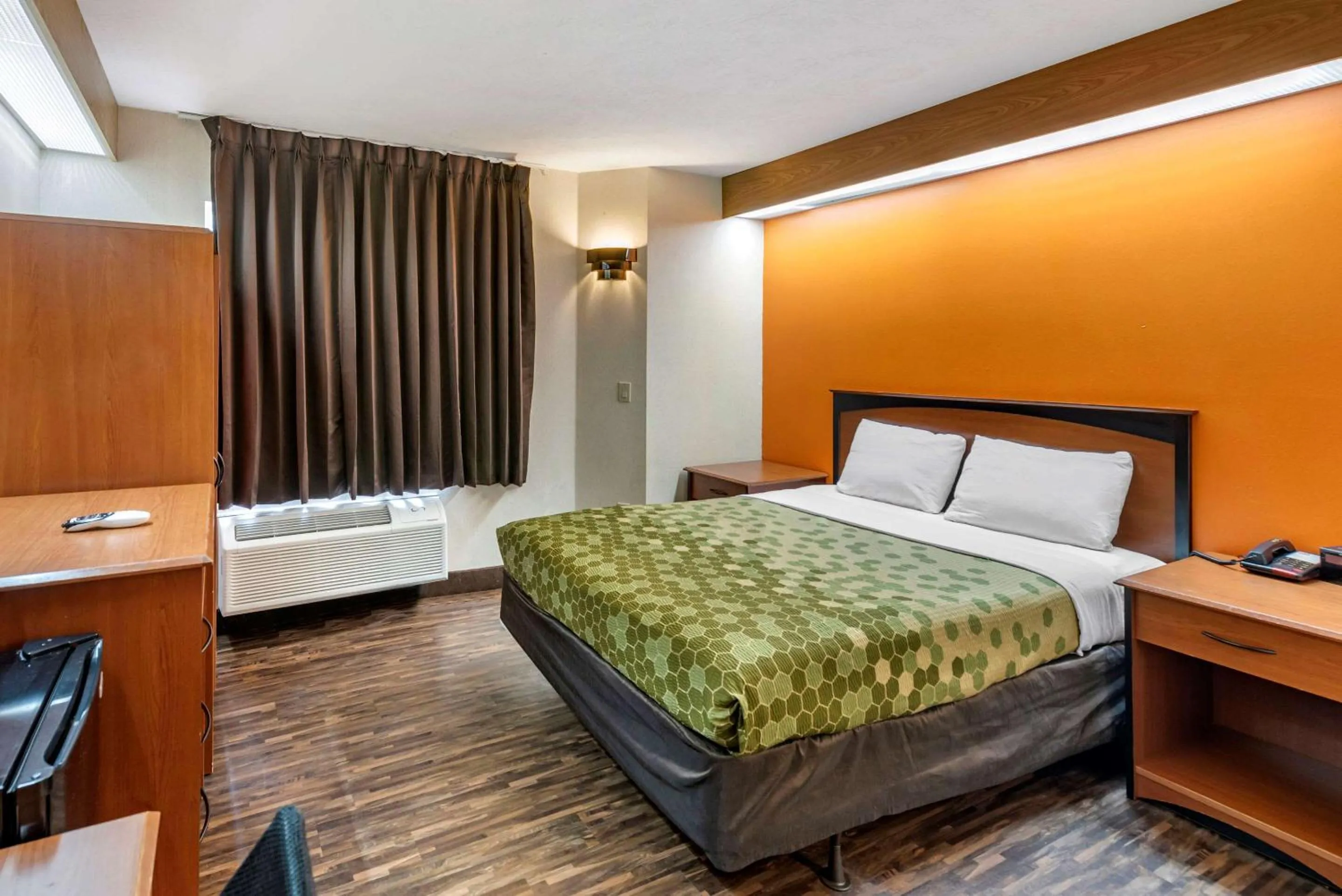 Photo of the whole room, Bed in Econo Lodge North Academy