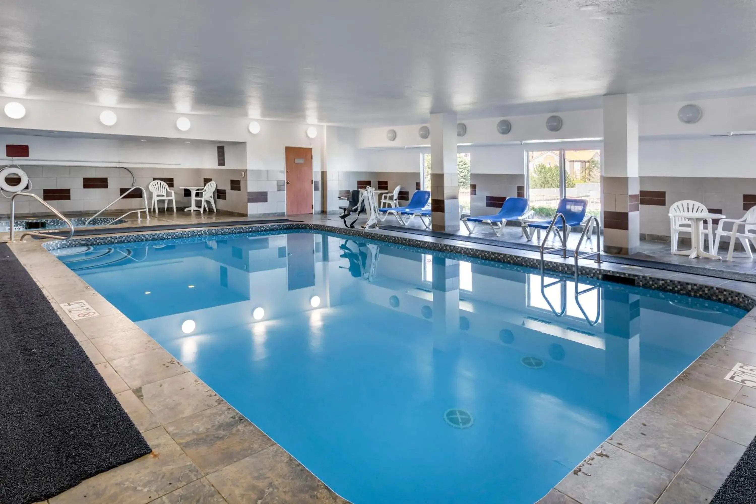 Swimming pool in Comfort Suites Denver Tech Center Swimming pool in Comfort Suites Denver Tech Center
