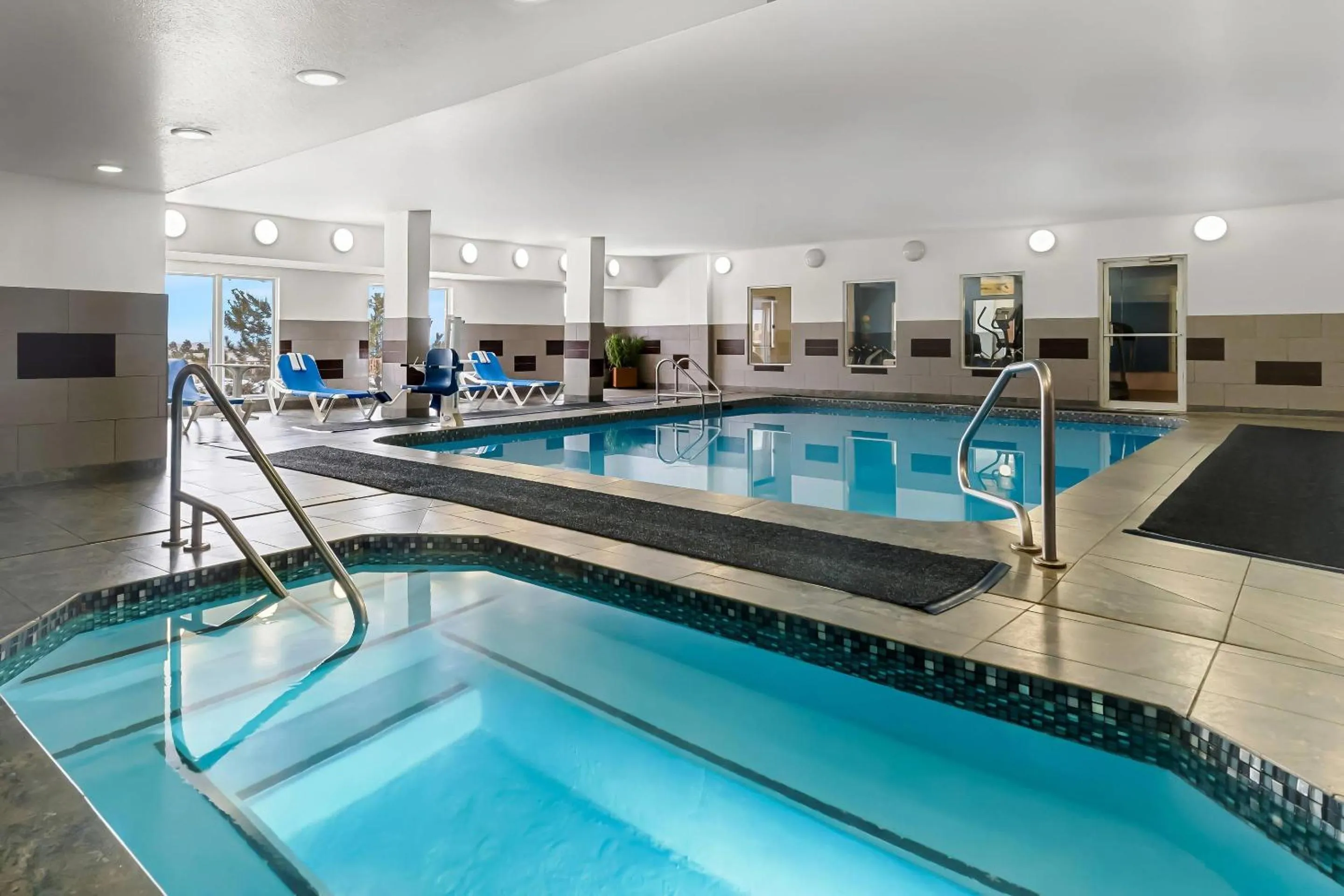 Swimming pool in Comfort Suites Denver Tech Center