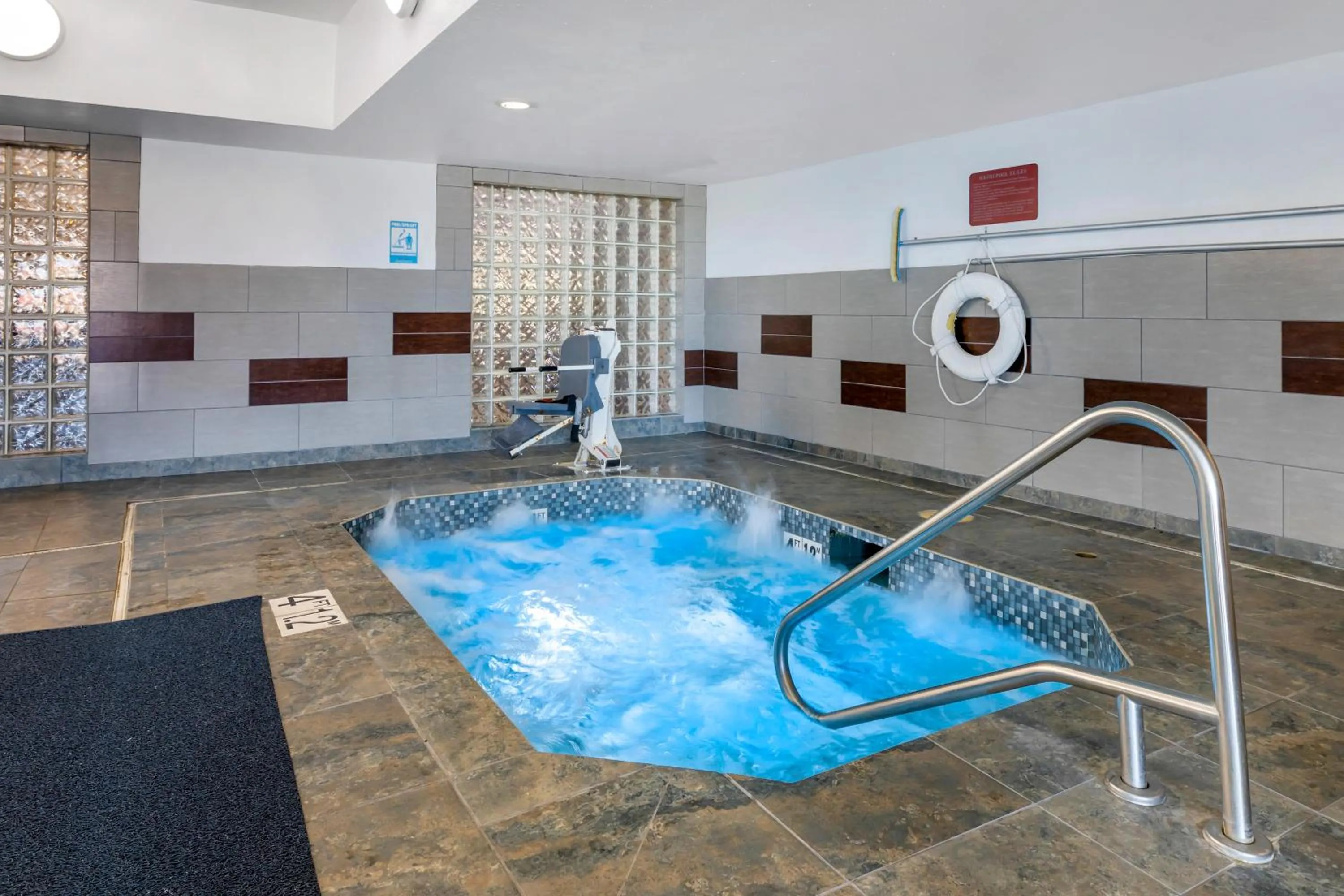 Hot Tub in Comfort Suites Denver Tech Center
