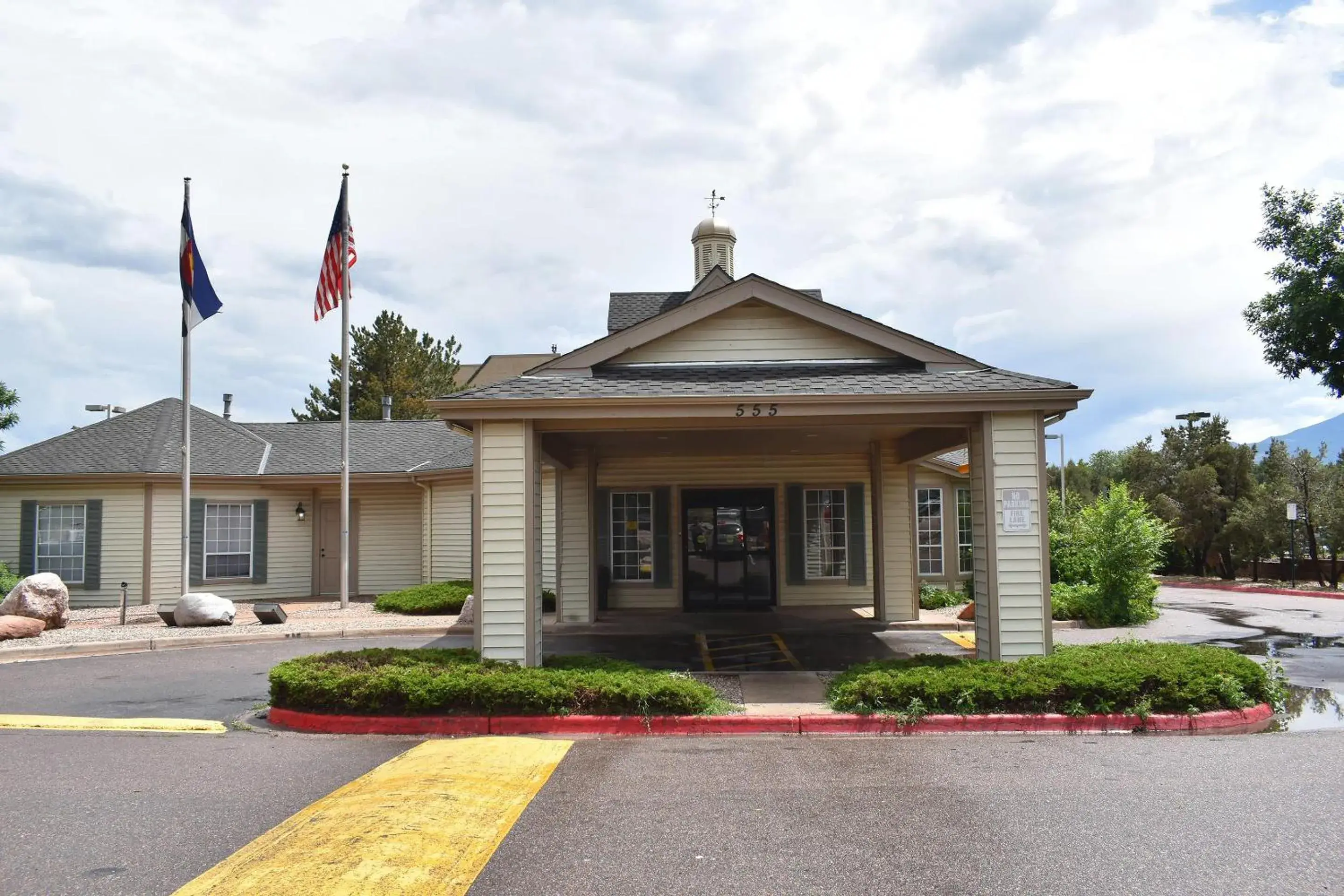 Property building in Quality Inn & Suites Garden Of The Gods Property building in Quality Inn & Suites Garden Of The Gods