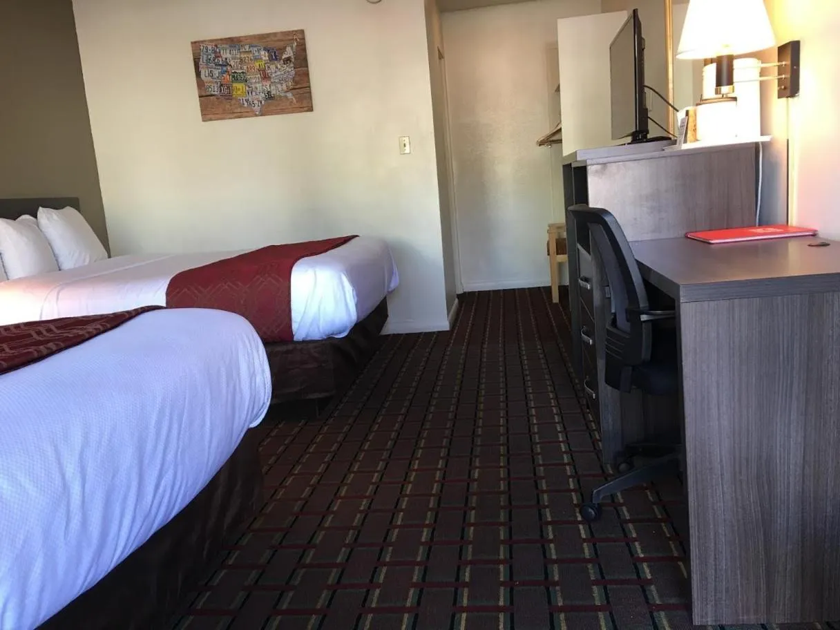 Photo of the whole room, Bed in Econo Lodge Colorado Springs Downtown