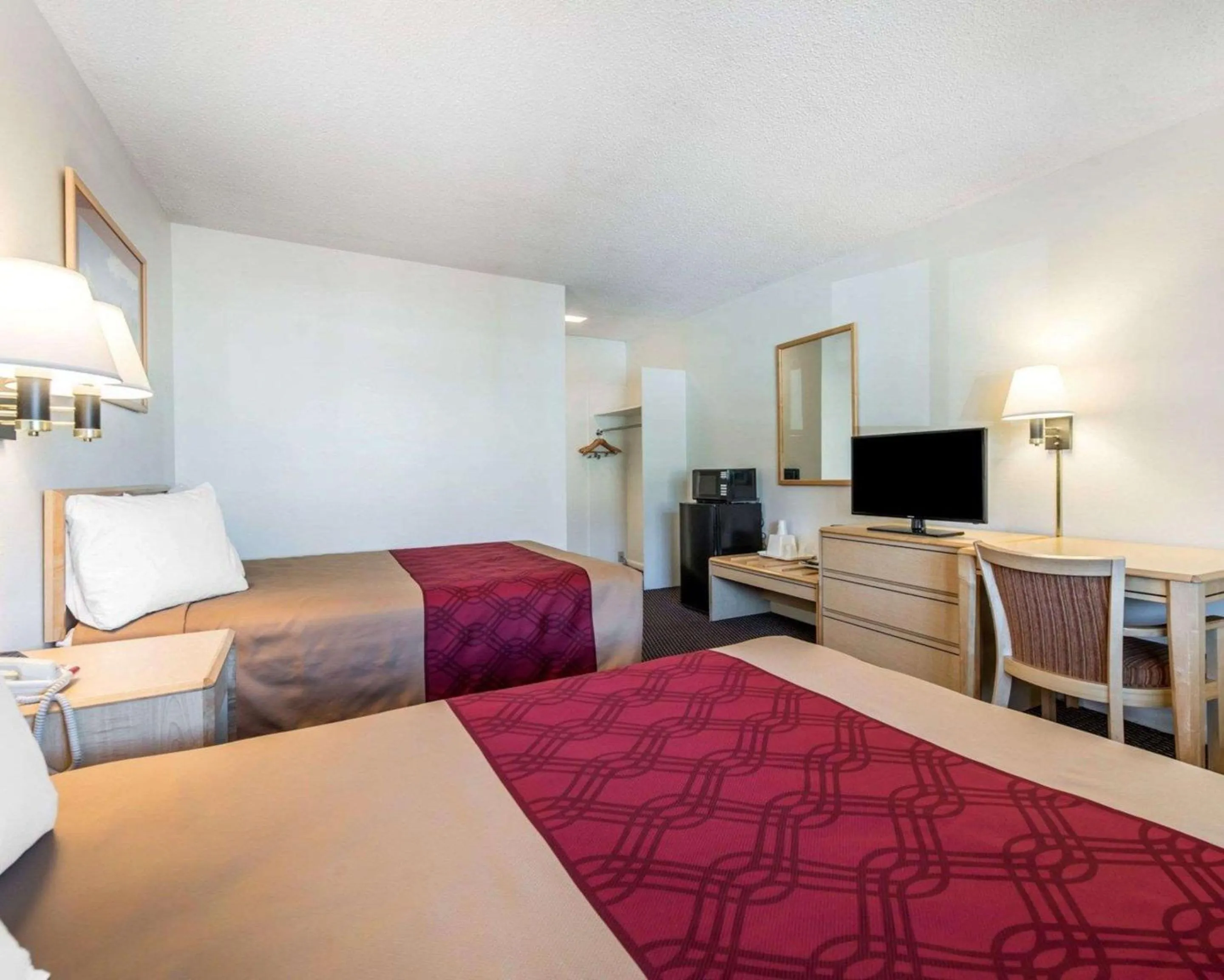 Photo of the whole room, Bed in Econo Lodge Colorado Springs Downtown