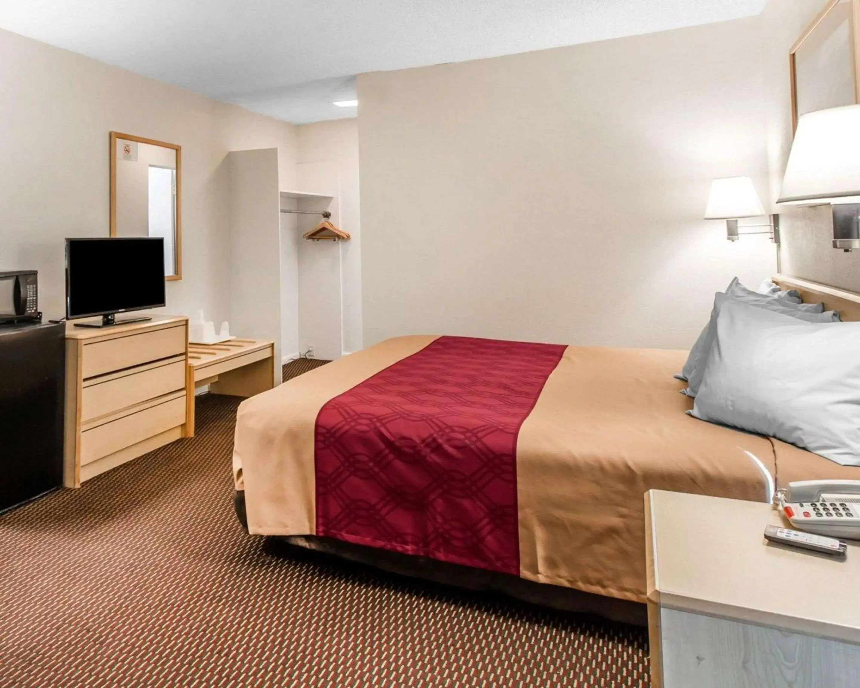 King Room - Non-Smoking in Econo Lodge Colorado Springs Downtown King Room - Non-Smoking in Econo Lodge Colorado Springs Downtown