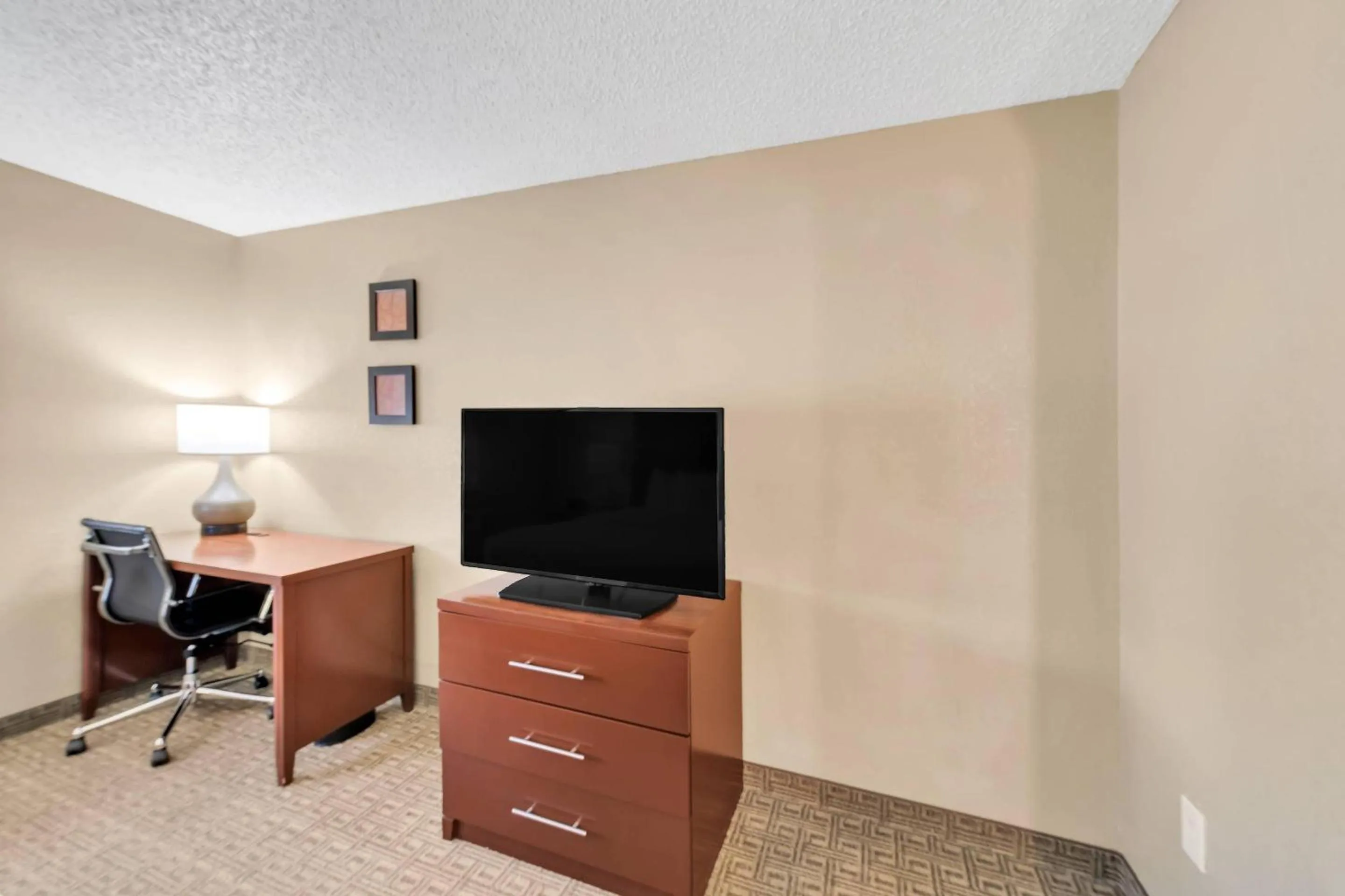 Bedroom in Comfort Suites Lakewood - Denver
