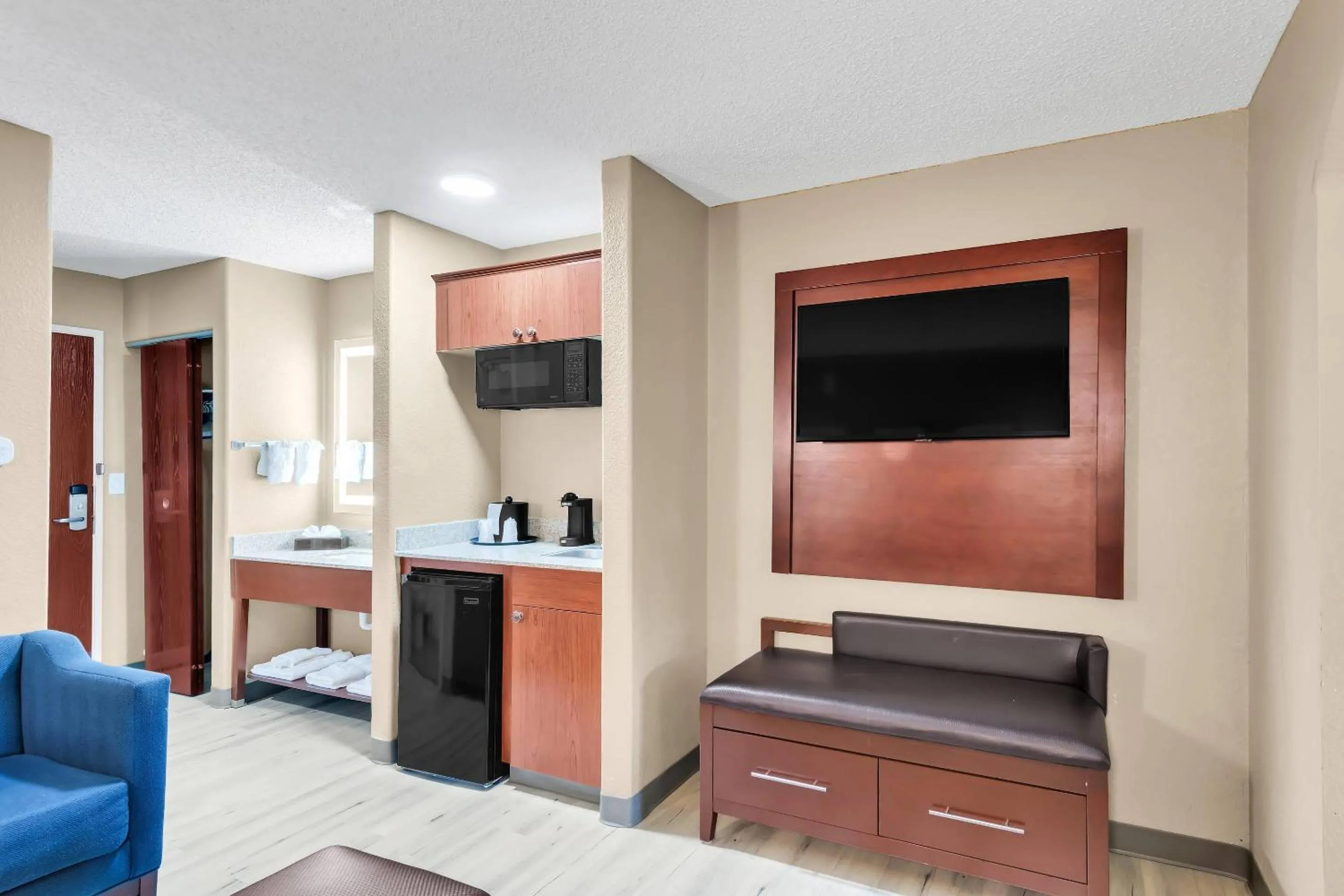 Bedroom in Comfort Suites Lakewood - Denver