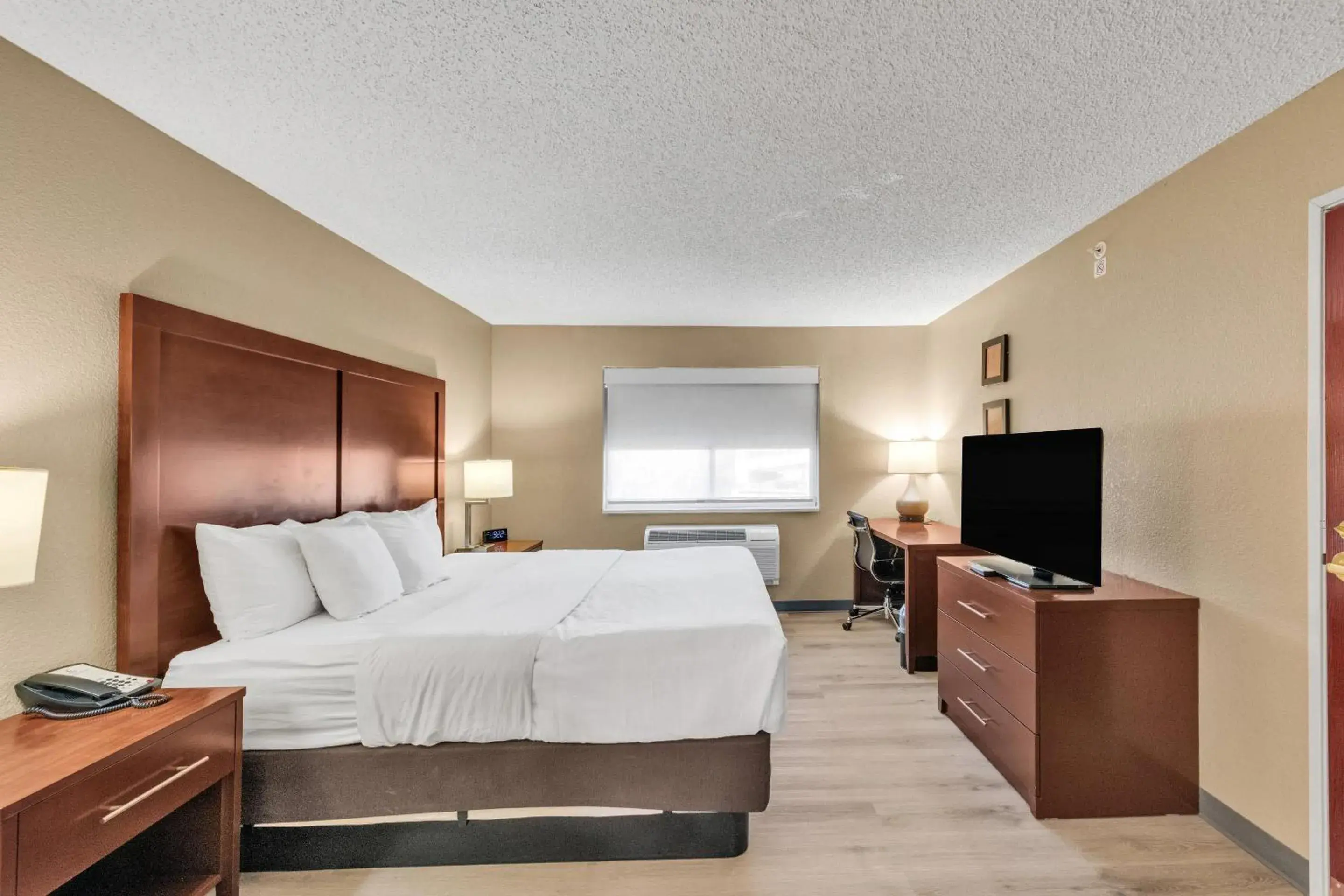 Bedroom, Bed in Comfort Suites Lakewood - Denver Bedroom, Bed in Comfort Suites Lakewood - Denver