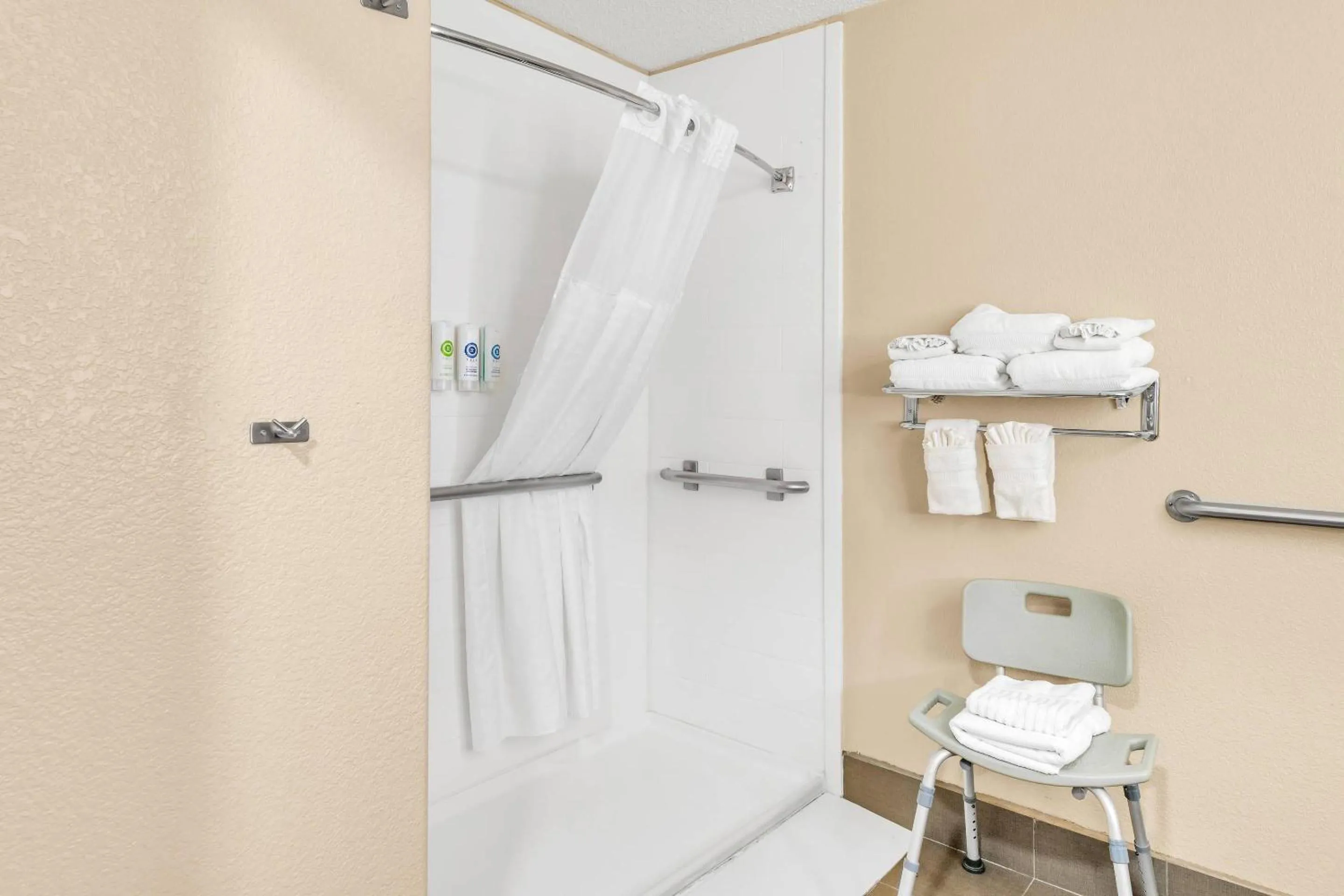 Bedroom in Comfort Suites Lakewood - Denver