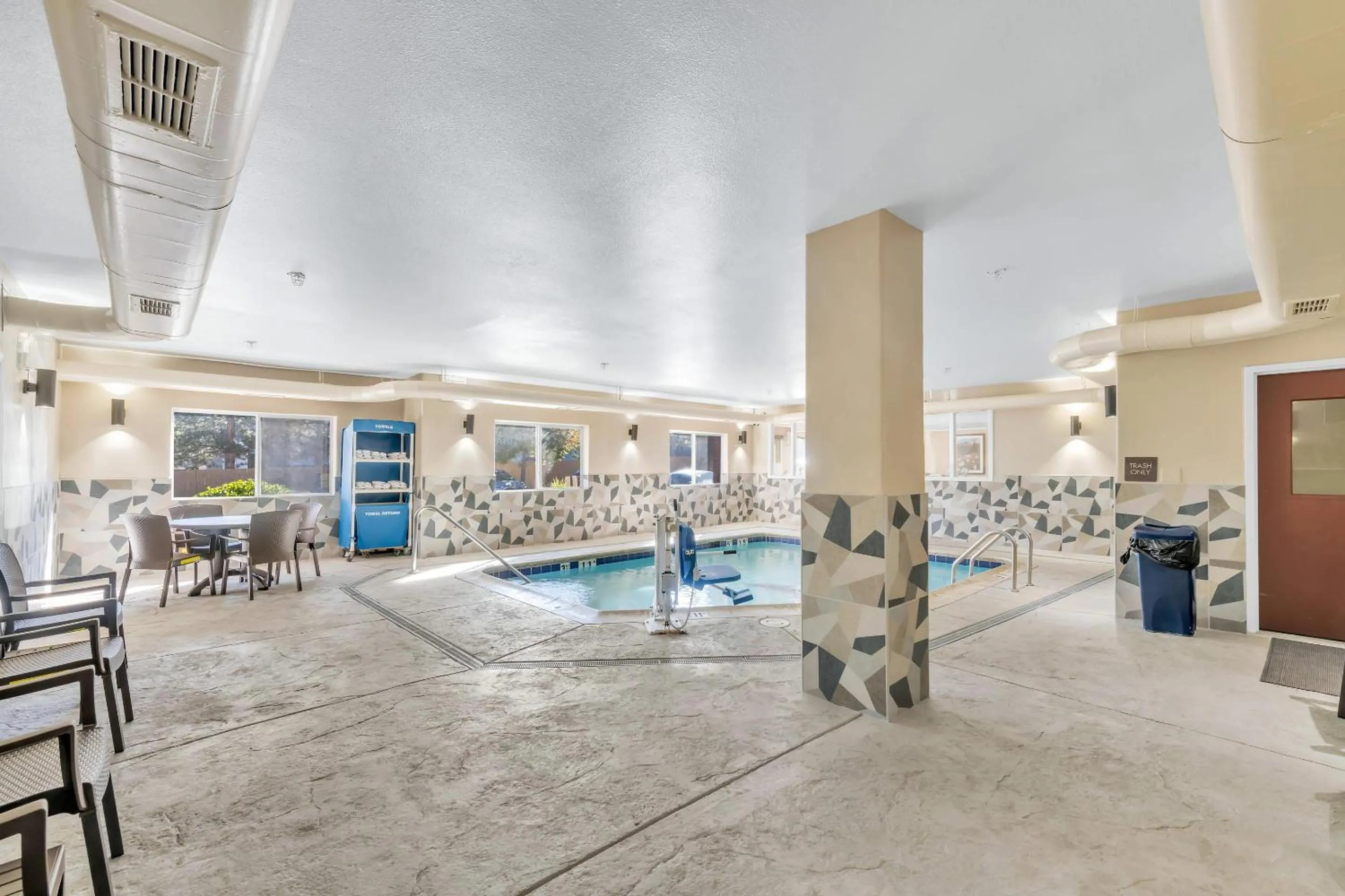 Swimming pool in Comfort Suites Lakewood - Denver