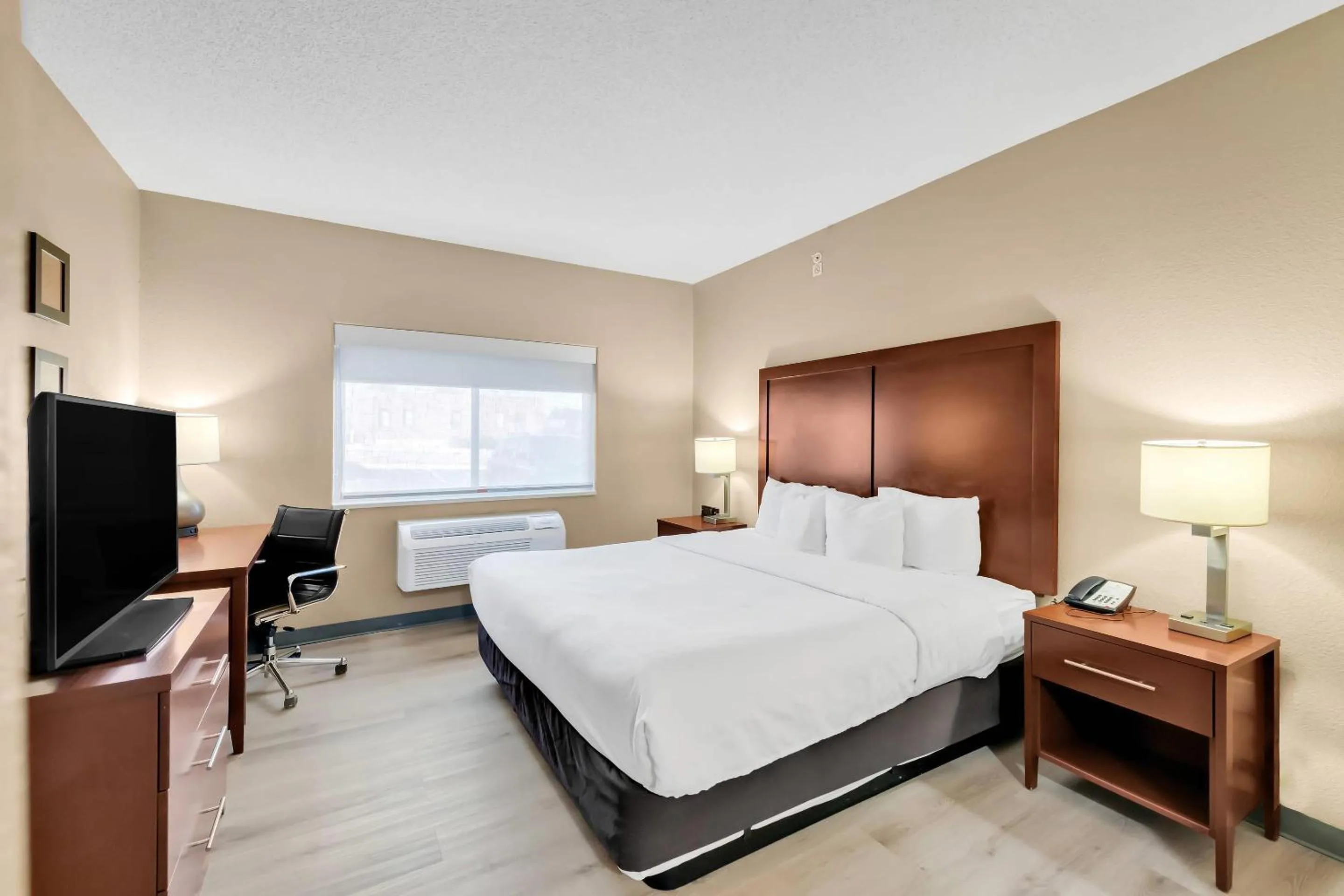 Bedroom, Bed in Comfort Suites Lakewood - Denver