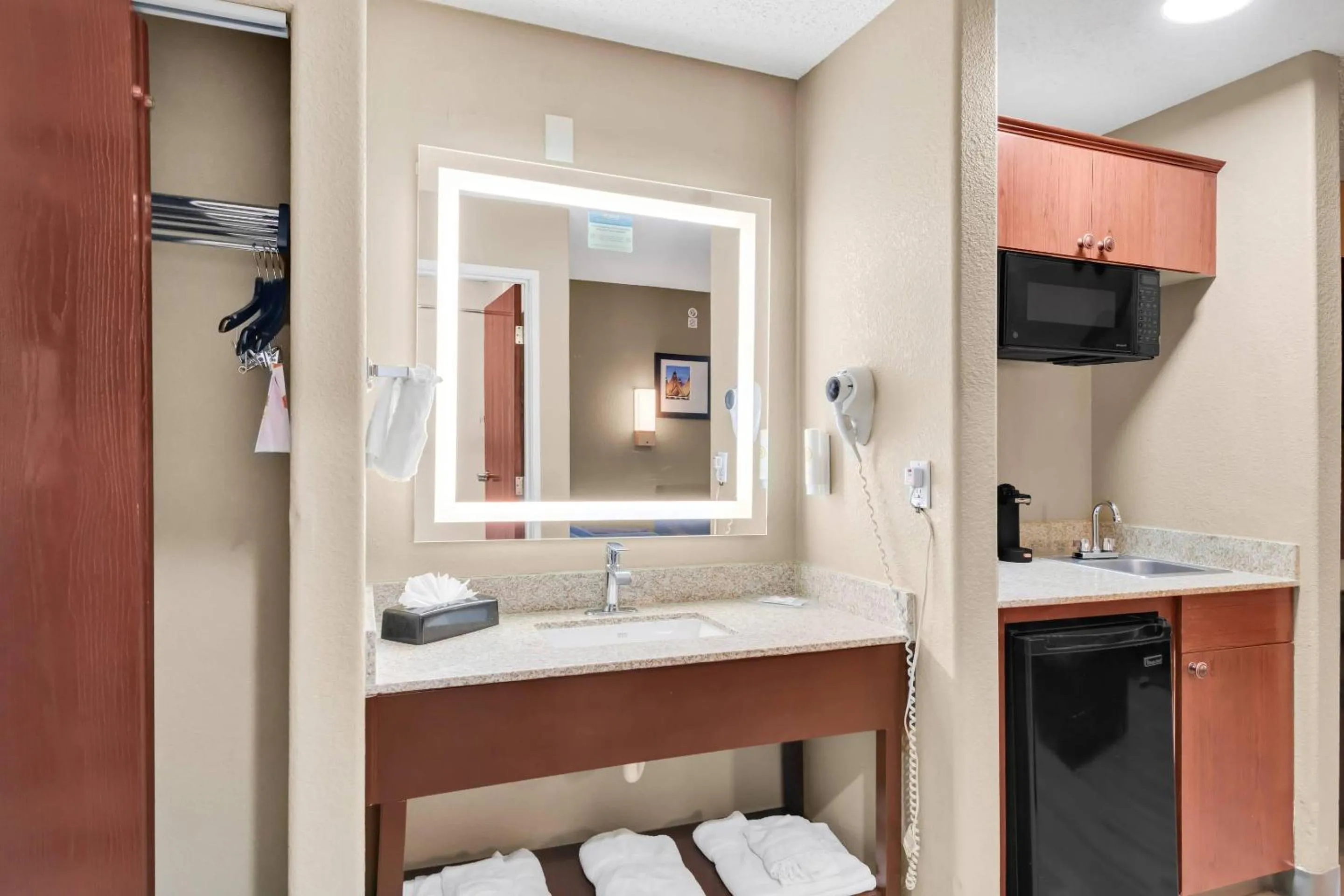 Bedroom in Comfort Suites Lakewood - Denver