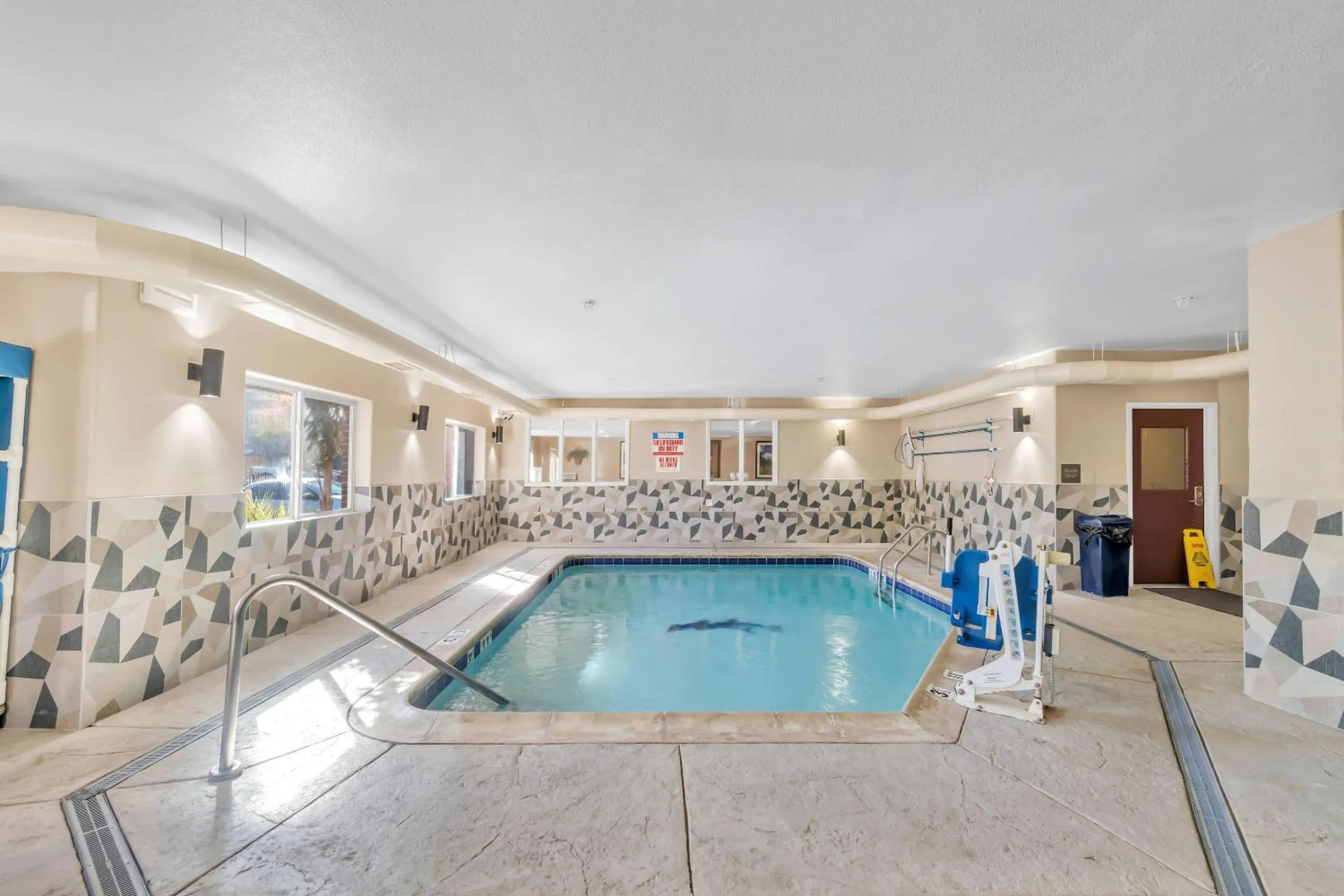 Swimming pool in Comfort Suites Lakewood - Denver