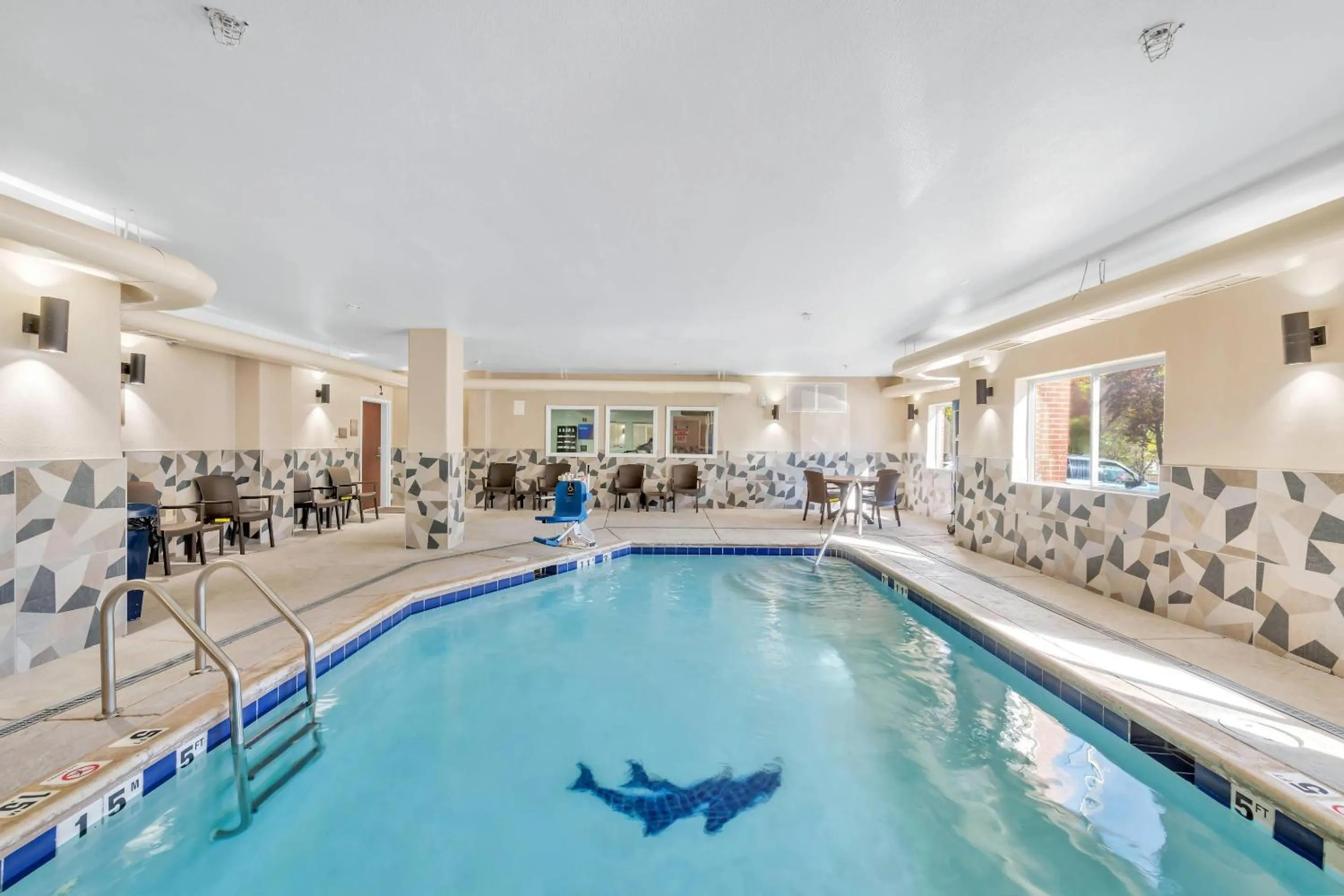 Swimming pool in Comfort Suites Lakewood - Denver