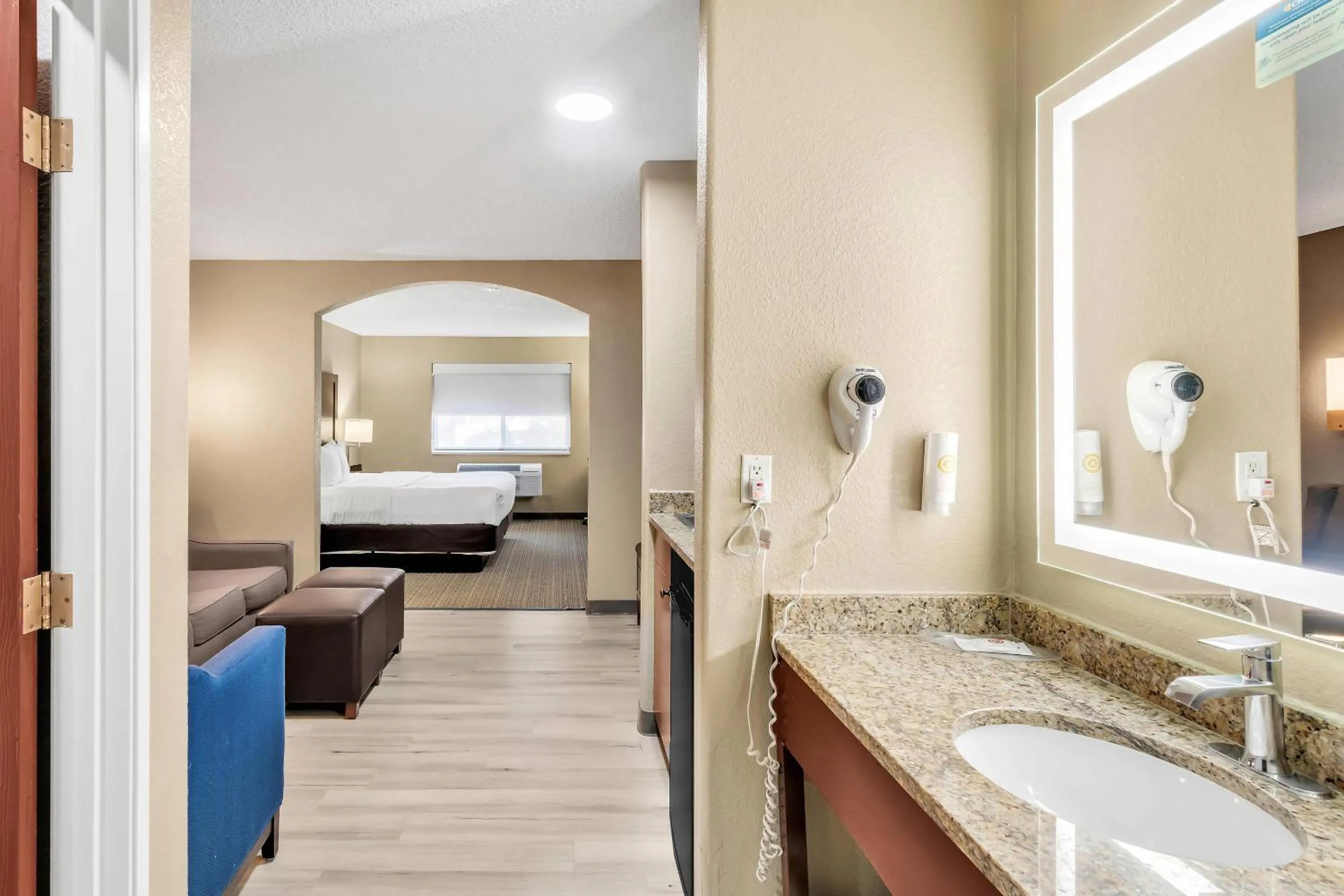 Bedroom, Bed in Comfort Suites Lakewood - Denver