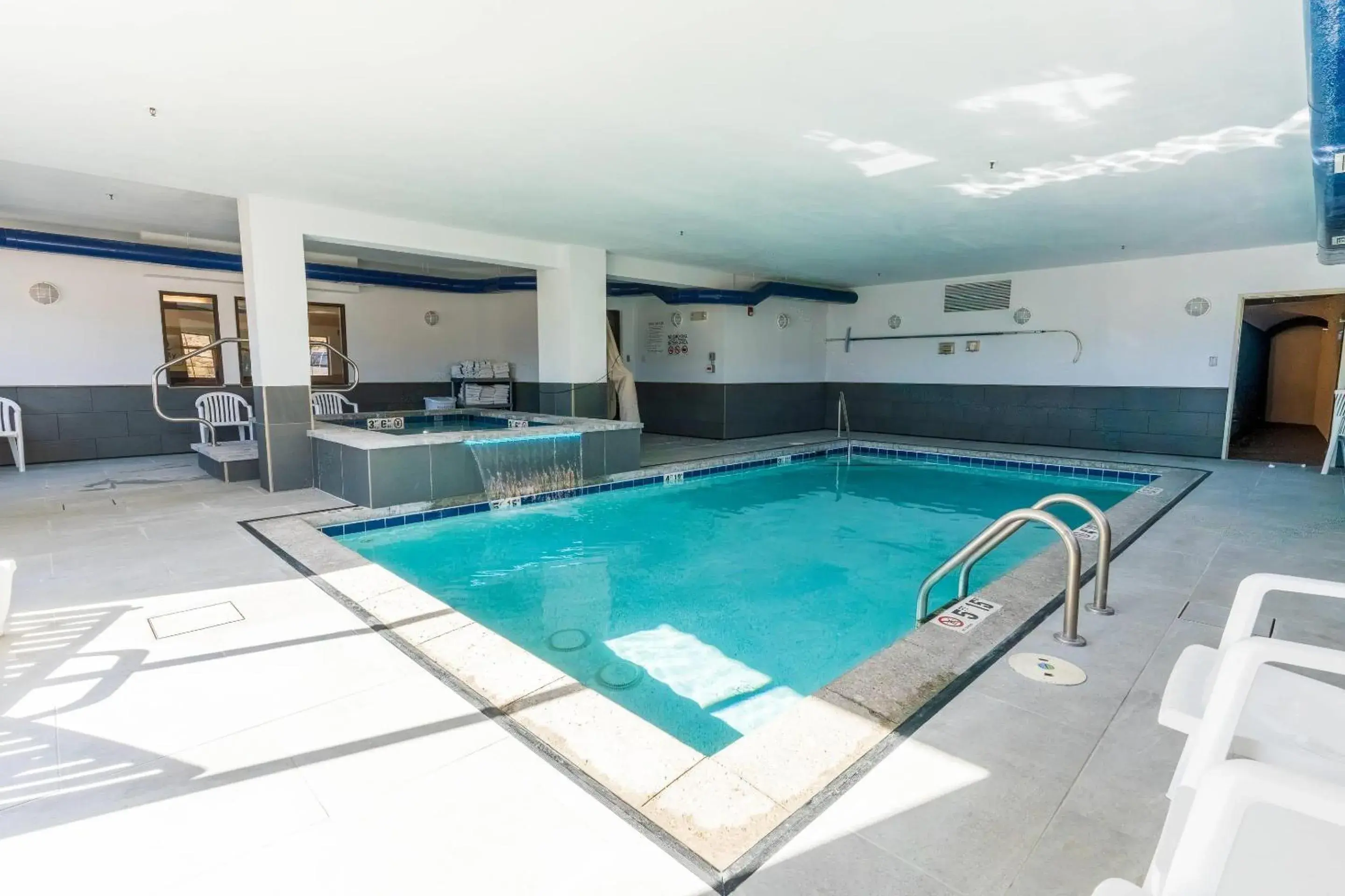 Swimming pool in Quality Inn & Suites Vail Valley Swimming pool in Quality Inn & Suites Vail Valley